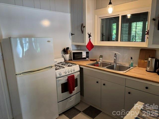 Single Family Residence at 23 Leatherwood Lane, Hendersonville, photo 12 of 31