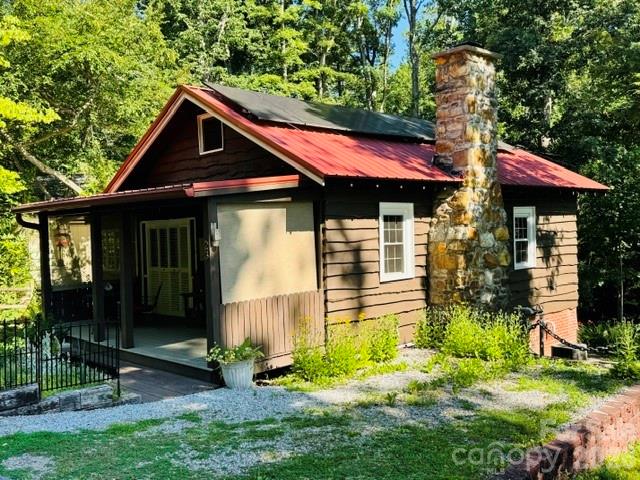 Single Family Residence at 23 Leatherwood Lane, Hendersonville, photo 2 of 31