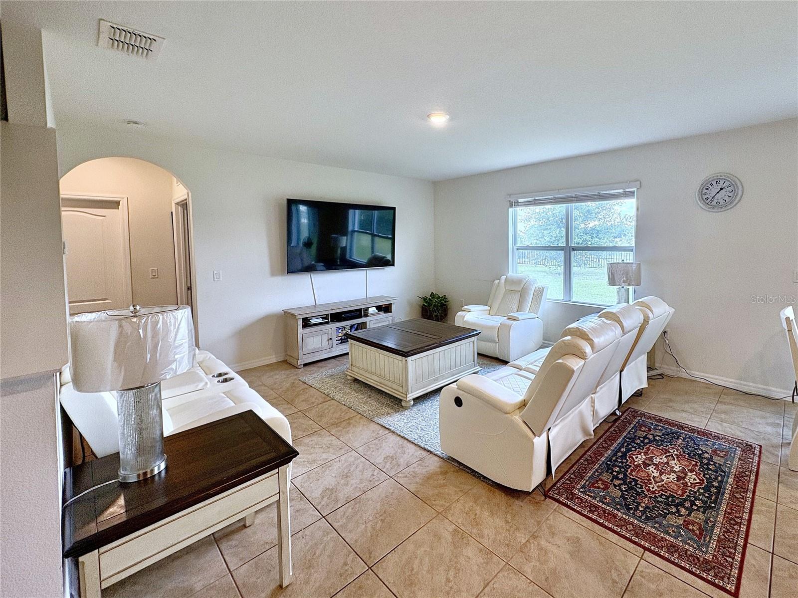 LIVING ROOM - 1116 FOX PATH RD, DAVENPORT