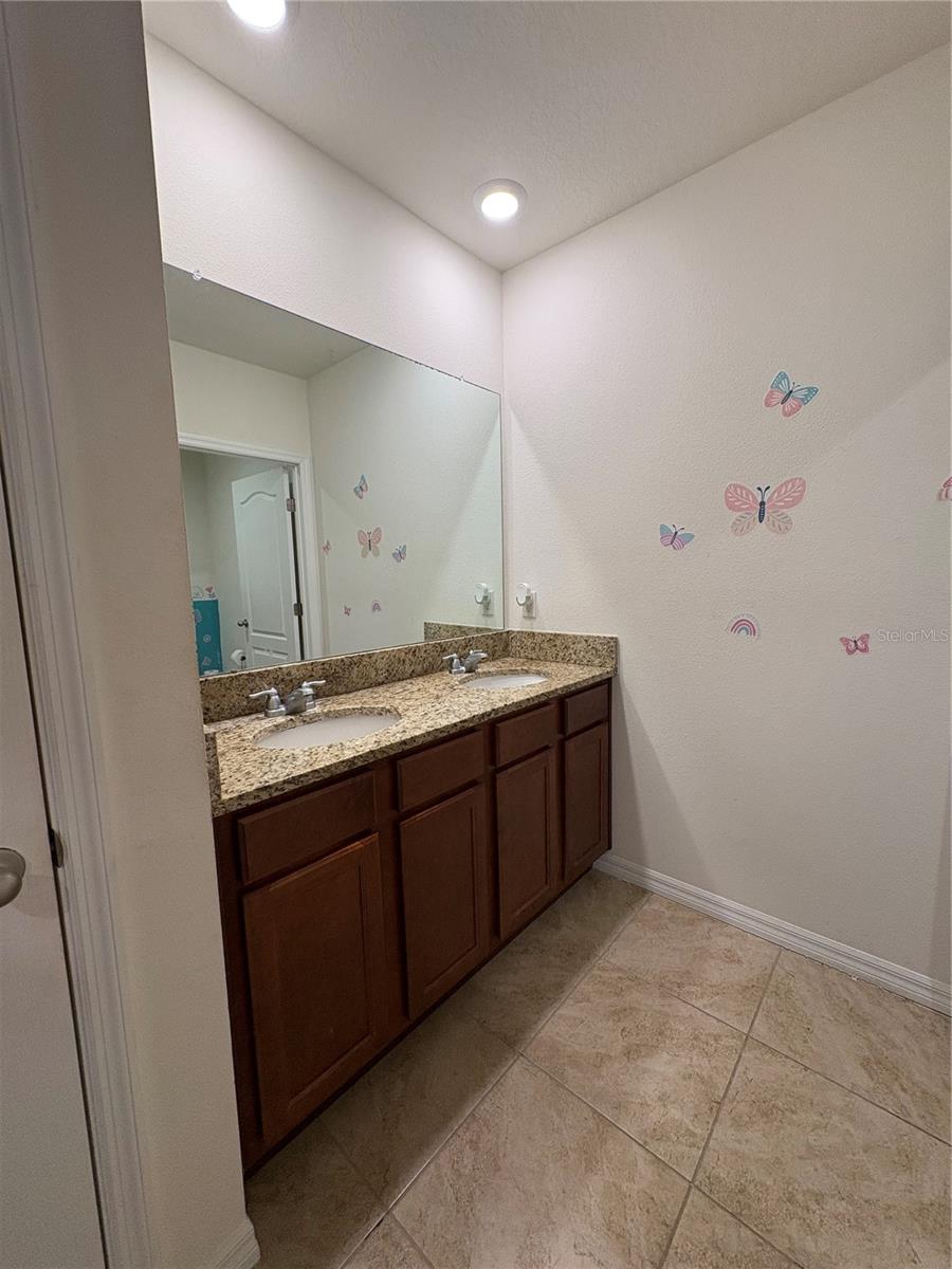 SECOND FLOOR BATH - 1116 FOX PATH RD, DAVENPORT