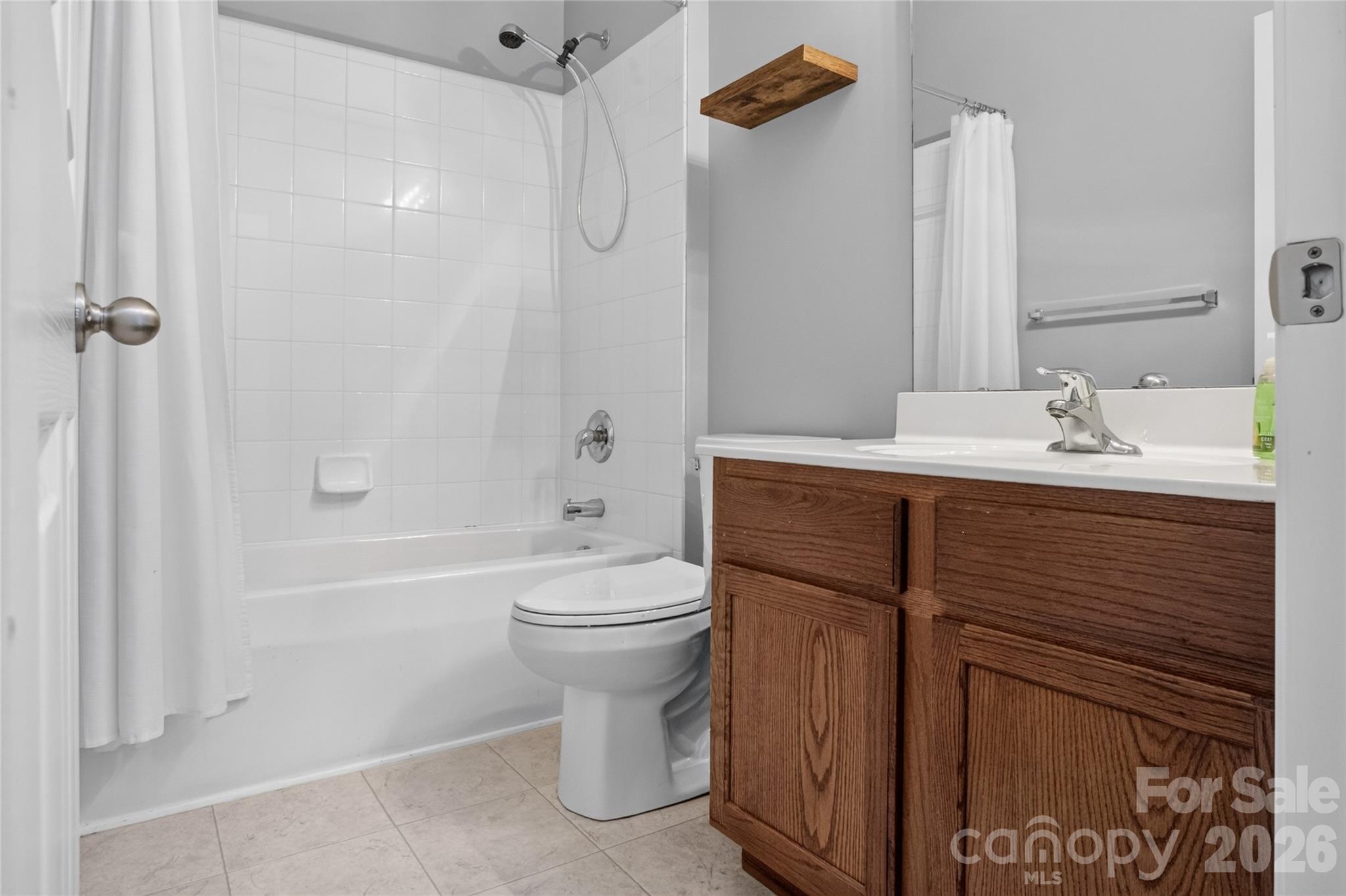 Guest bath - 17221 Doe Valley Court, Cornelius