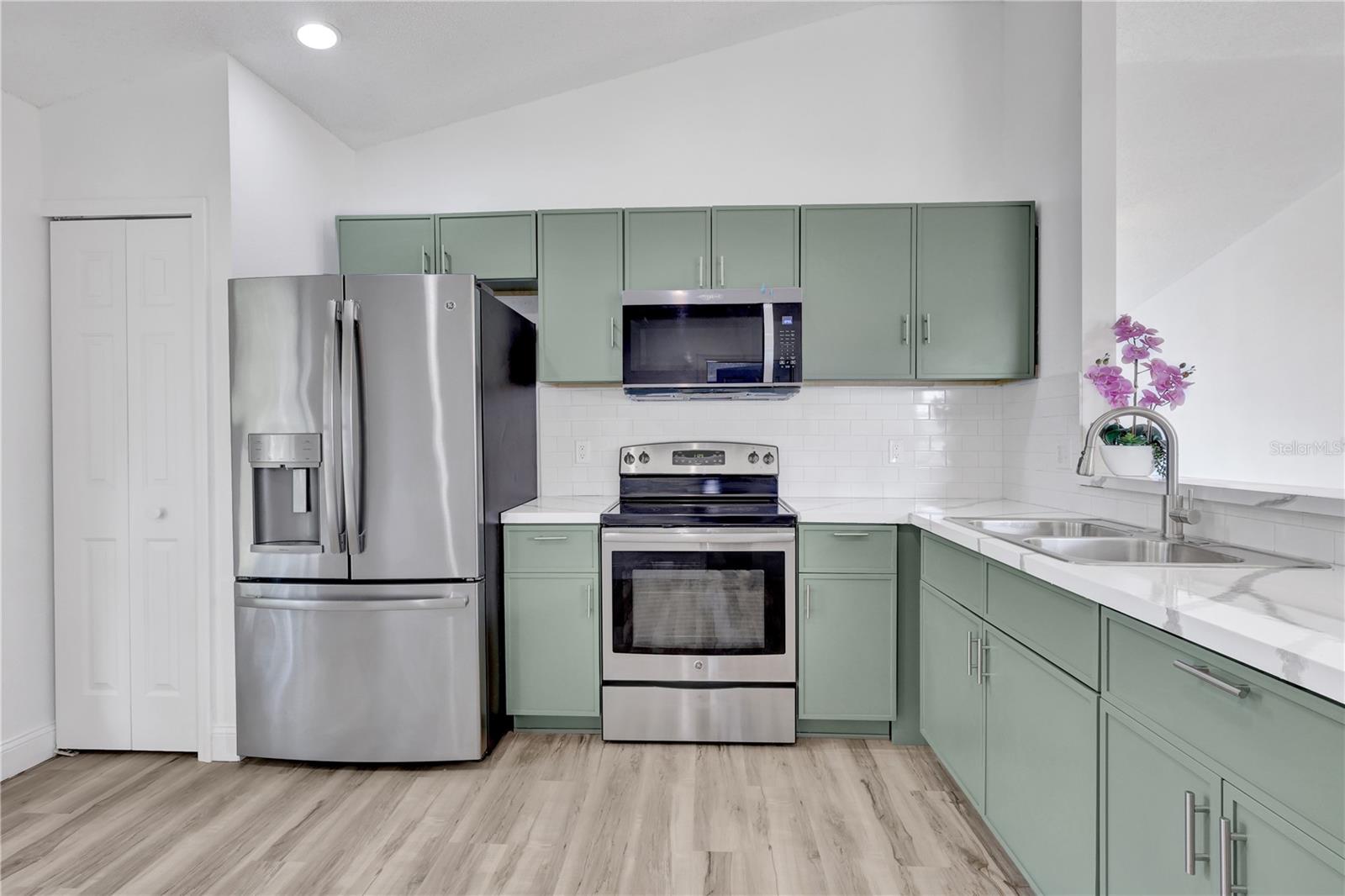 New appliance package - 318 WALPOLE LOOP, DAVENPORT