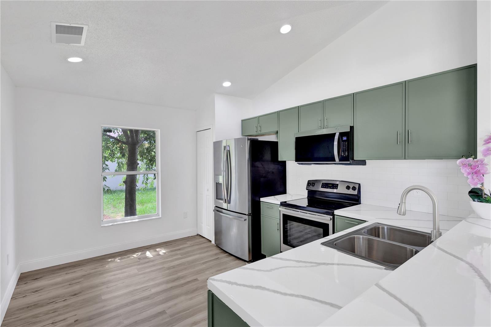 Breakfast Nook place - 318 WALPOLE LOOP, DAVENPORT
