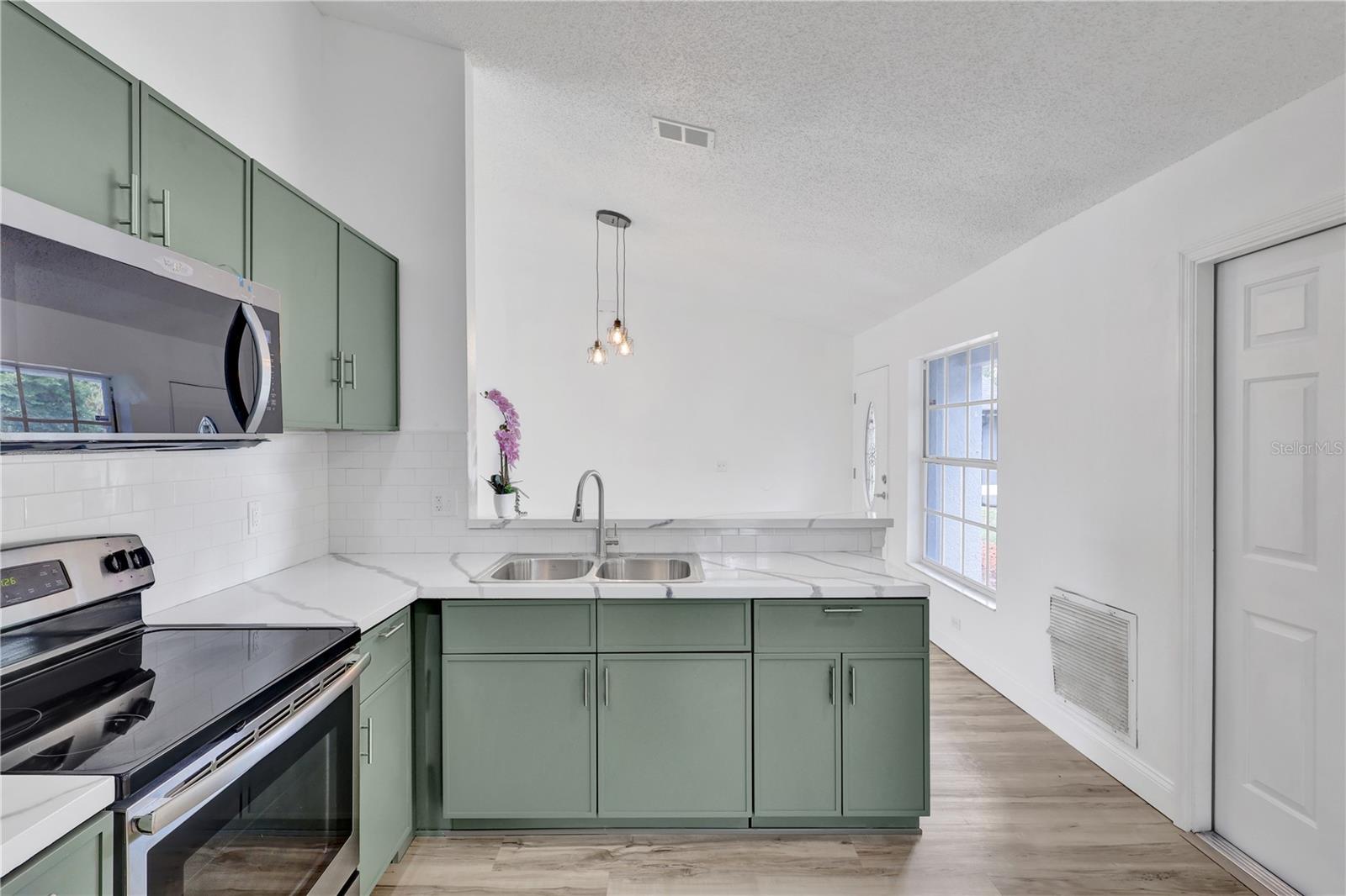Brand new cabinets - 318 WALPOLE LOOP, DAVENPORT