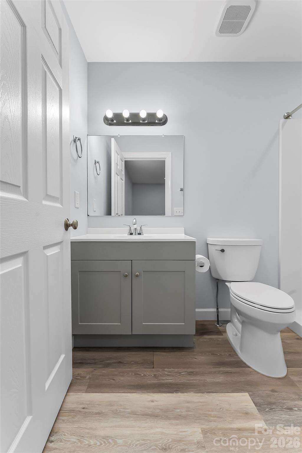 Ensuite Bathroom - 112 Elm Street, Morganton
