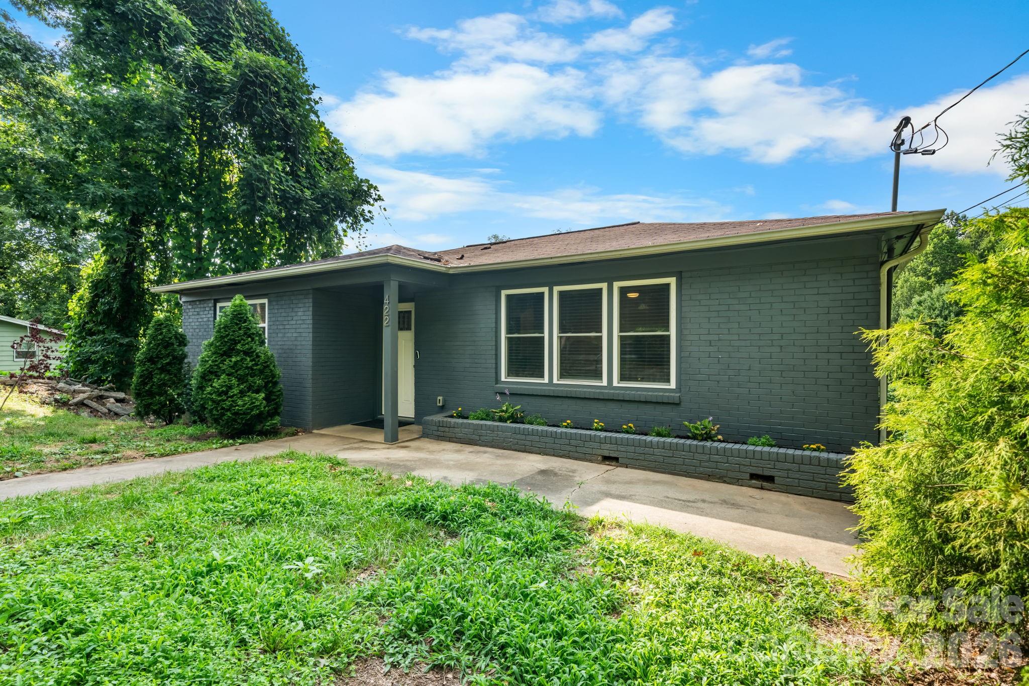 Single Family Residence at 422 Arlington Circle NW, Lenoir, photo 4 of 23