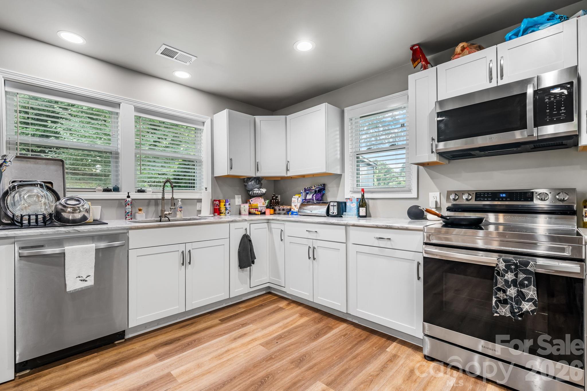 Single Family Residence at 422 Arlington Circle NW, Lenoir, photo 8 of 23