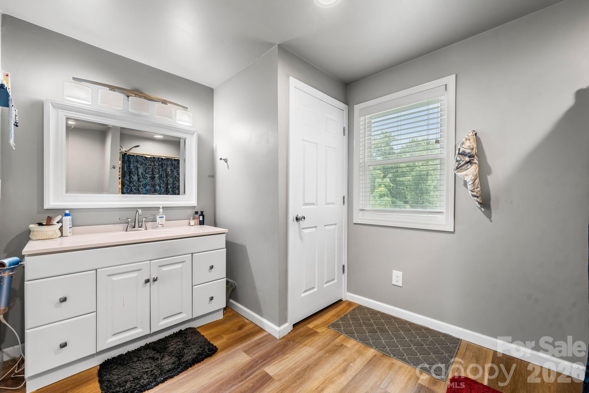 Single Family Residence at 422 Arlington Circle NW, Lenoir, photo 11 of 23