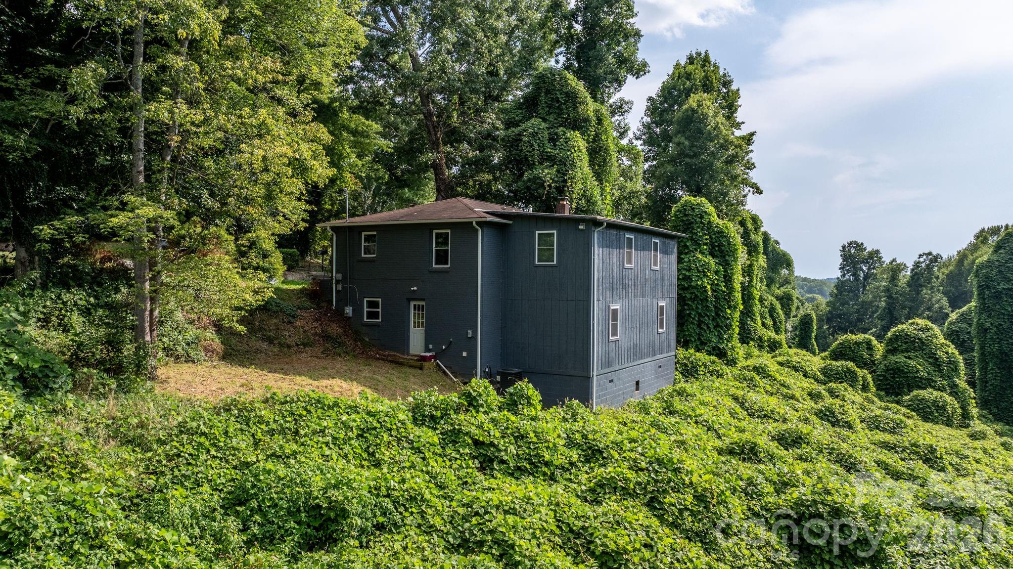 Single Family Residence at 422 Arlington Circle NW, Lenoir, photo 19 of 23