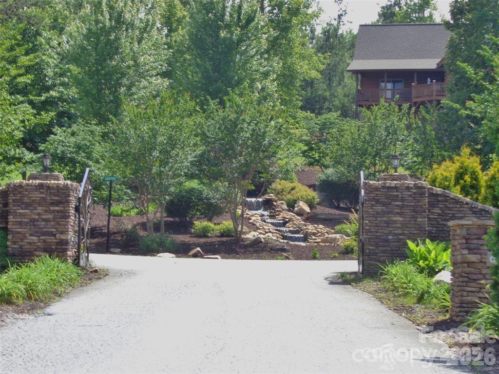 Community Gate - 152 Woodgate Trail, Nebo