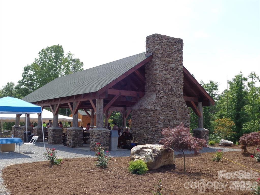 Community Shelter - 152 Woodgate Trail, Nebo