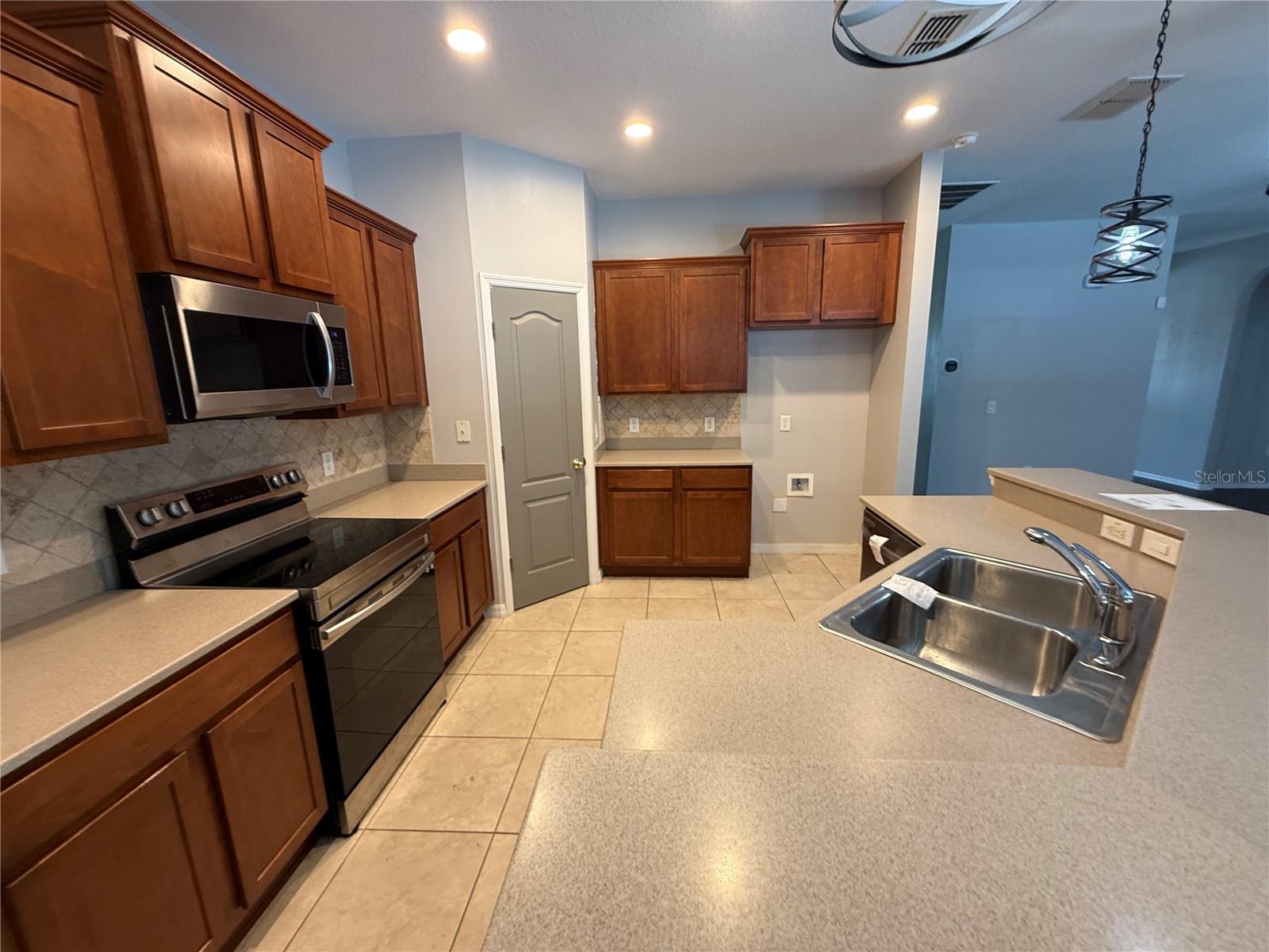 Single Family Residence at 2260 TRADEWINDS DR, KISSIMMEE, photo 9 of 32