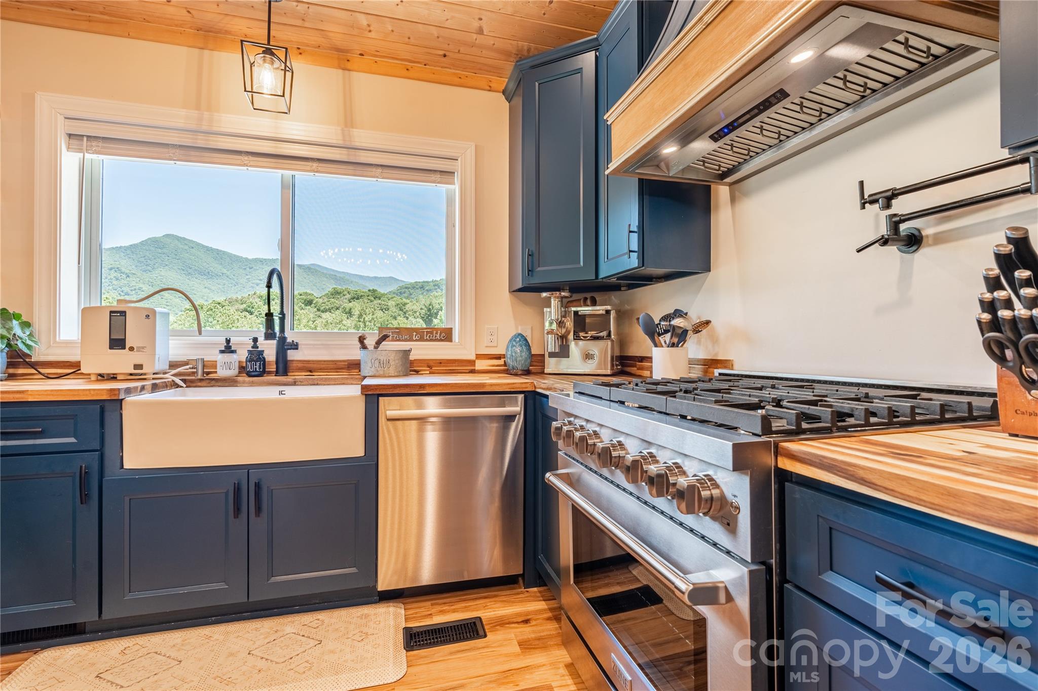 Custom Kitchen - 793 State Highway 197 South, Burnsville