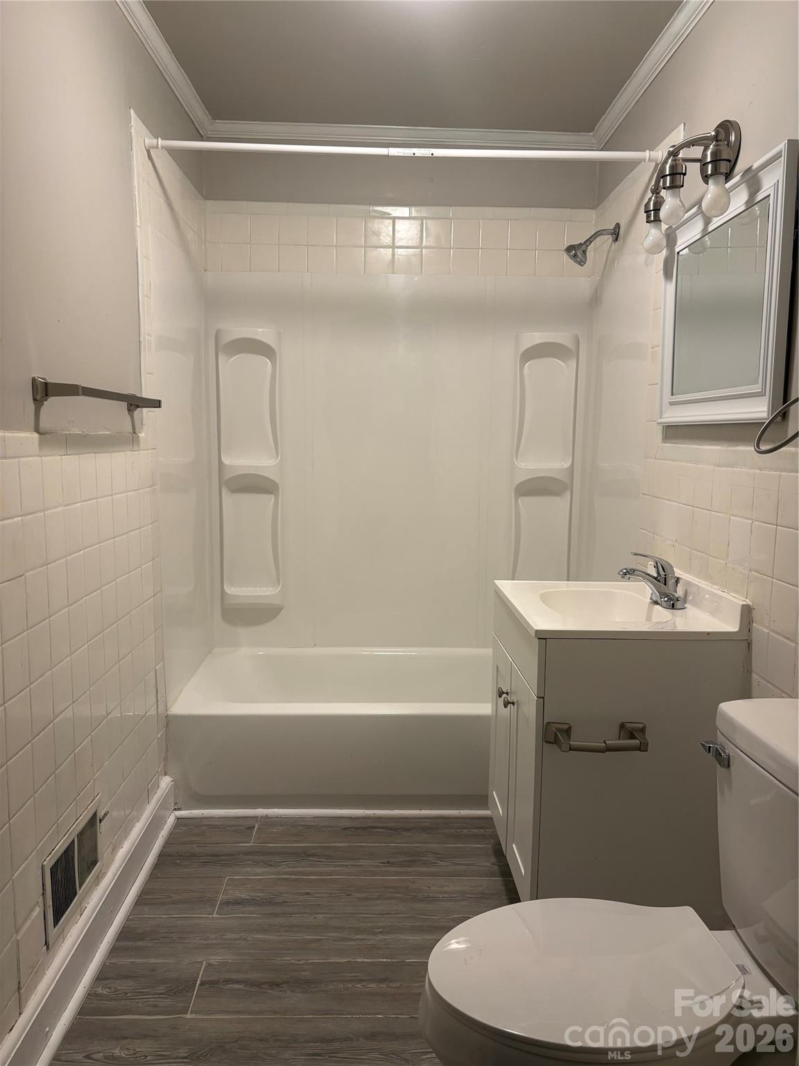 Full Bathroom/Hallway - 315 Parkview Avenue SW, Concord