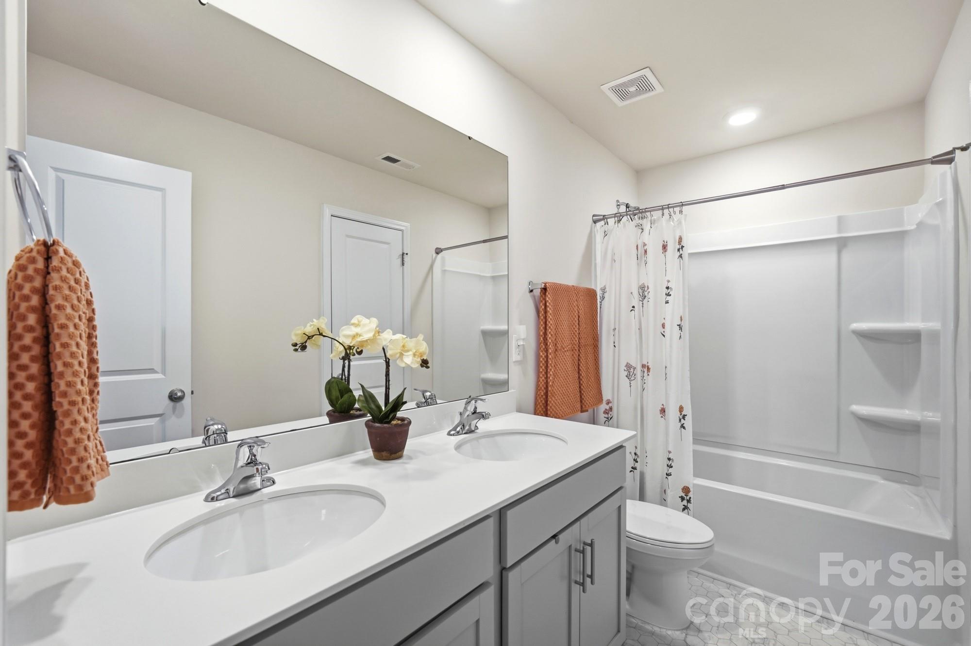 Full Bath on Upper Level. - 170 Giant Oak Avenue, Statesville