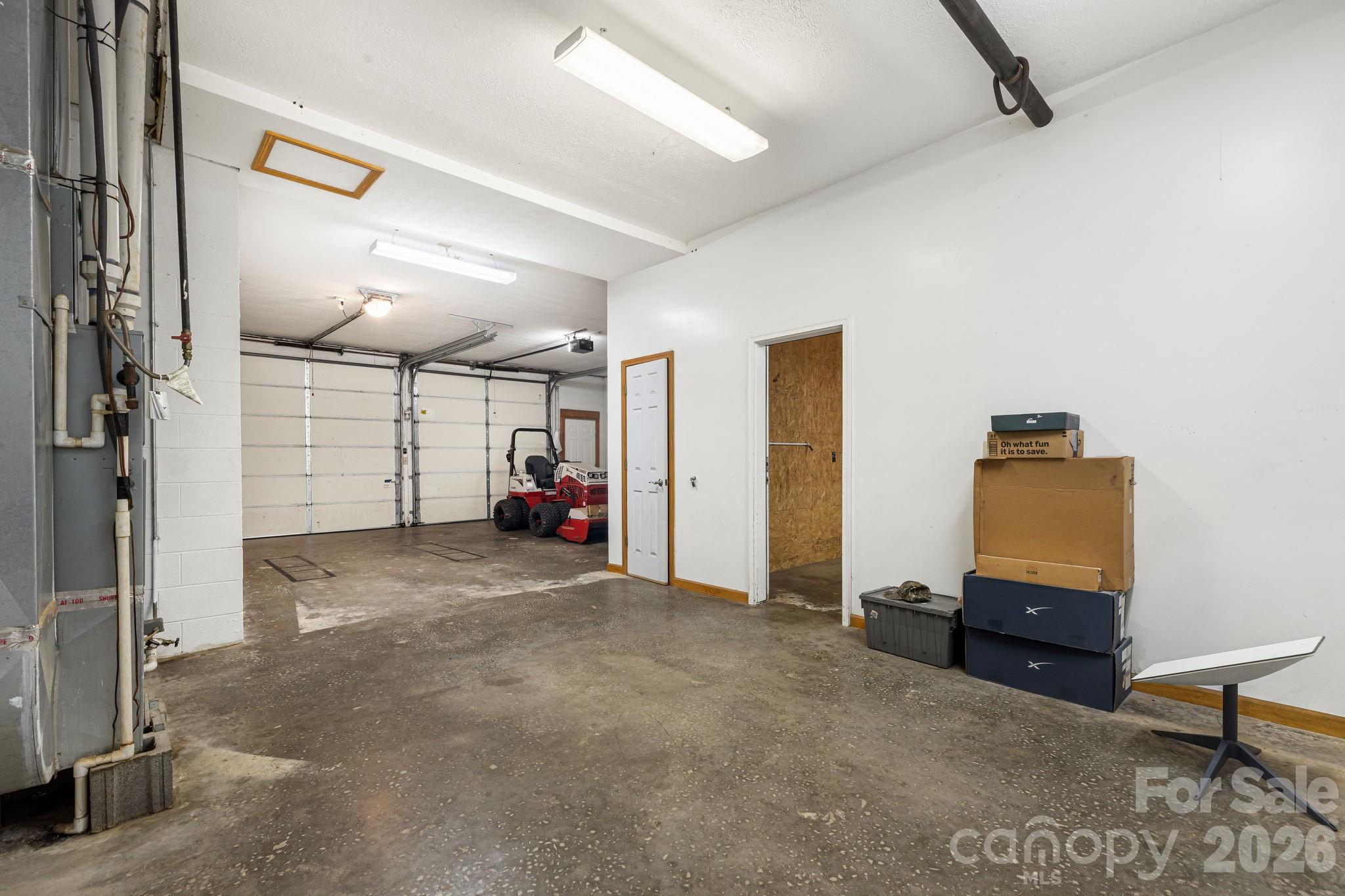 Garage/shop - 299 Basswood Road, Hot Springs