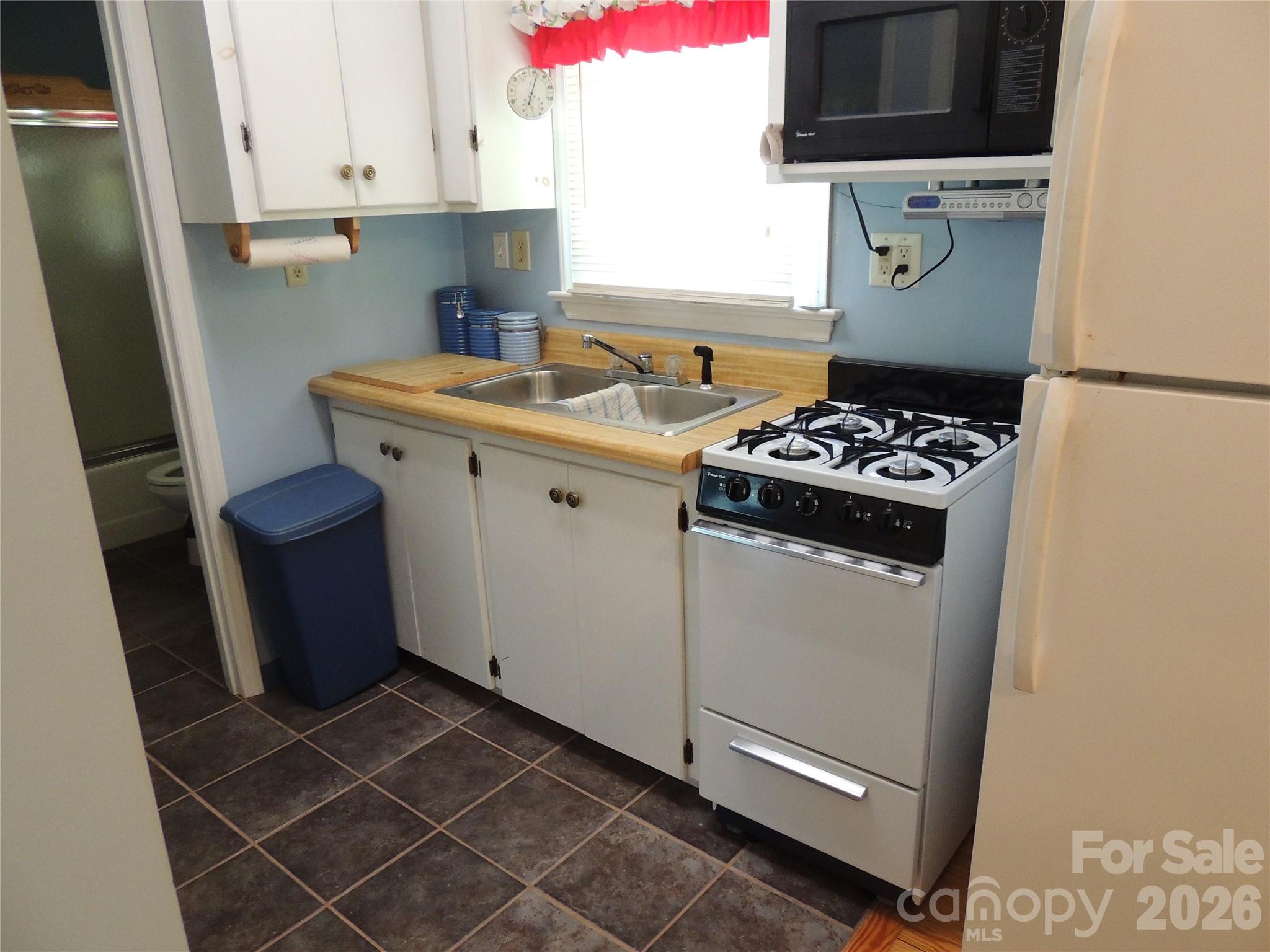 Guest House Kitchen - 632 Rock Corner Road, Forest City