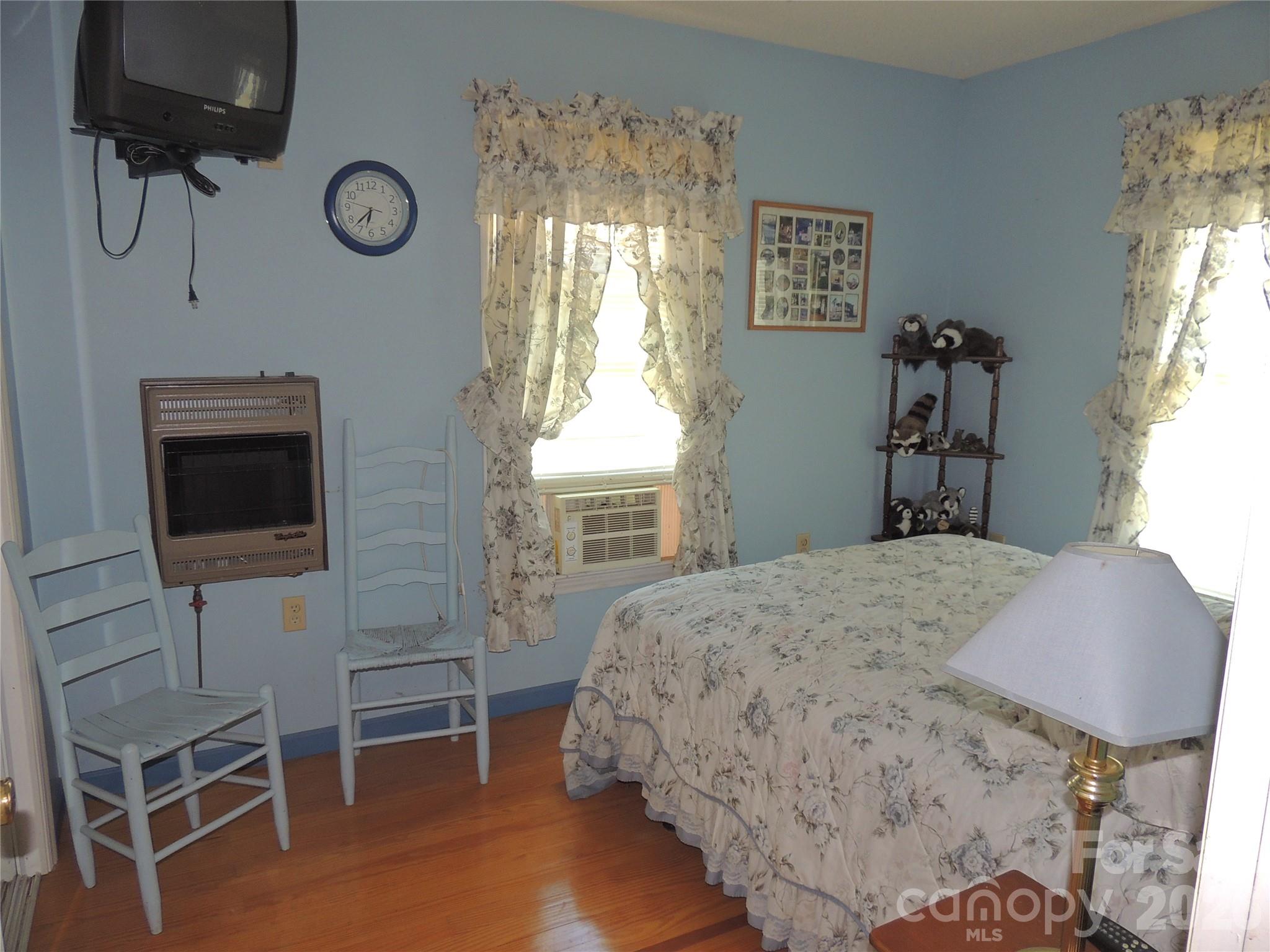 Guest House Bedroom - 632 Rock Corner Road, Forest City