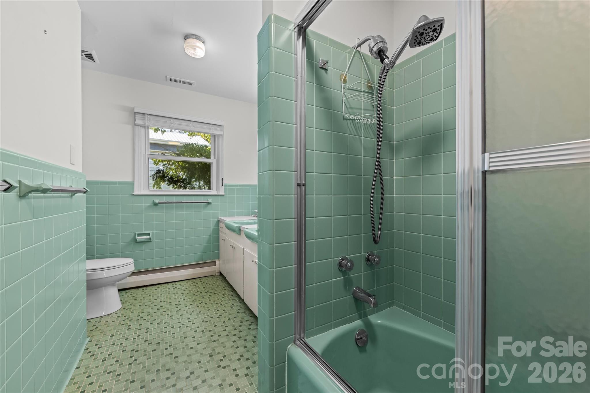 Guest Bath - 21 Hamburg Drive, Weaverville