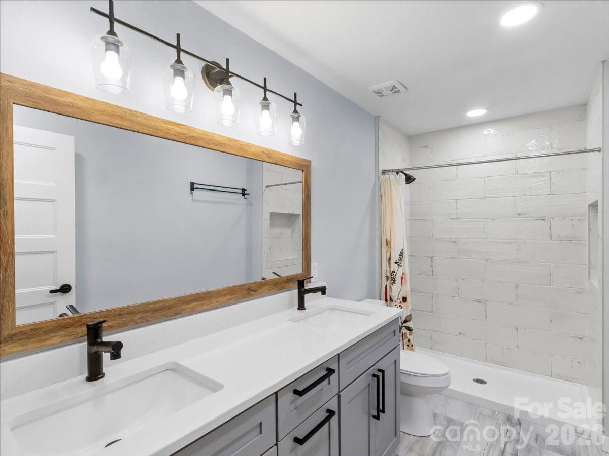 Primary Bathroom - 1280 Old Mine Fork Road, Burnsville
