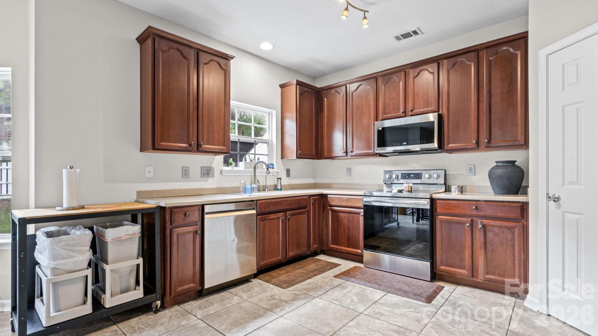 Single Family Residence at 2001 Choke Berry Way, Waxhaw, photo 13 of 44