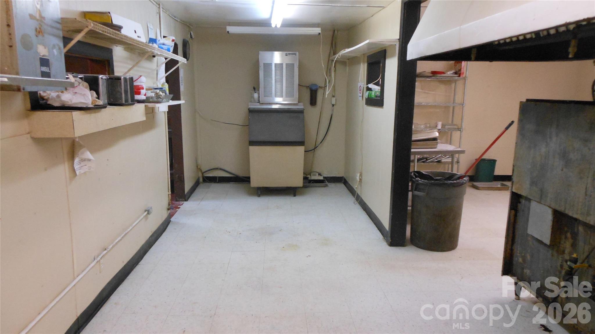 Front area of kitchen with ice maker - 1553 S Battleground Avenue, Kings Mountain