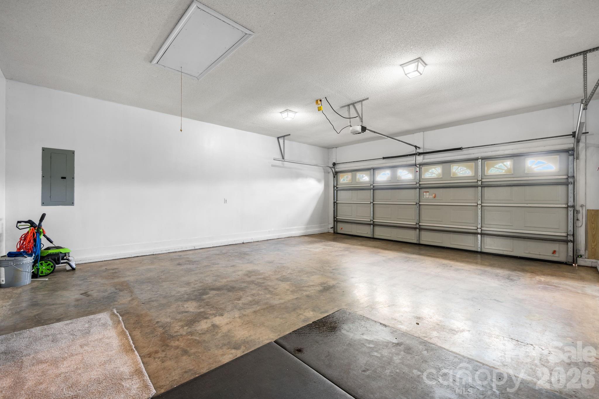 2 car garage - 3992 Brickfield Street, Hickory