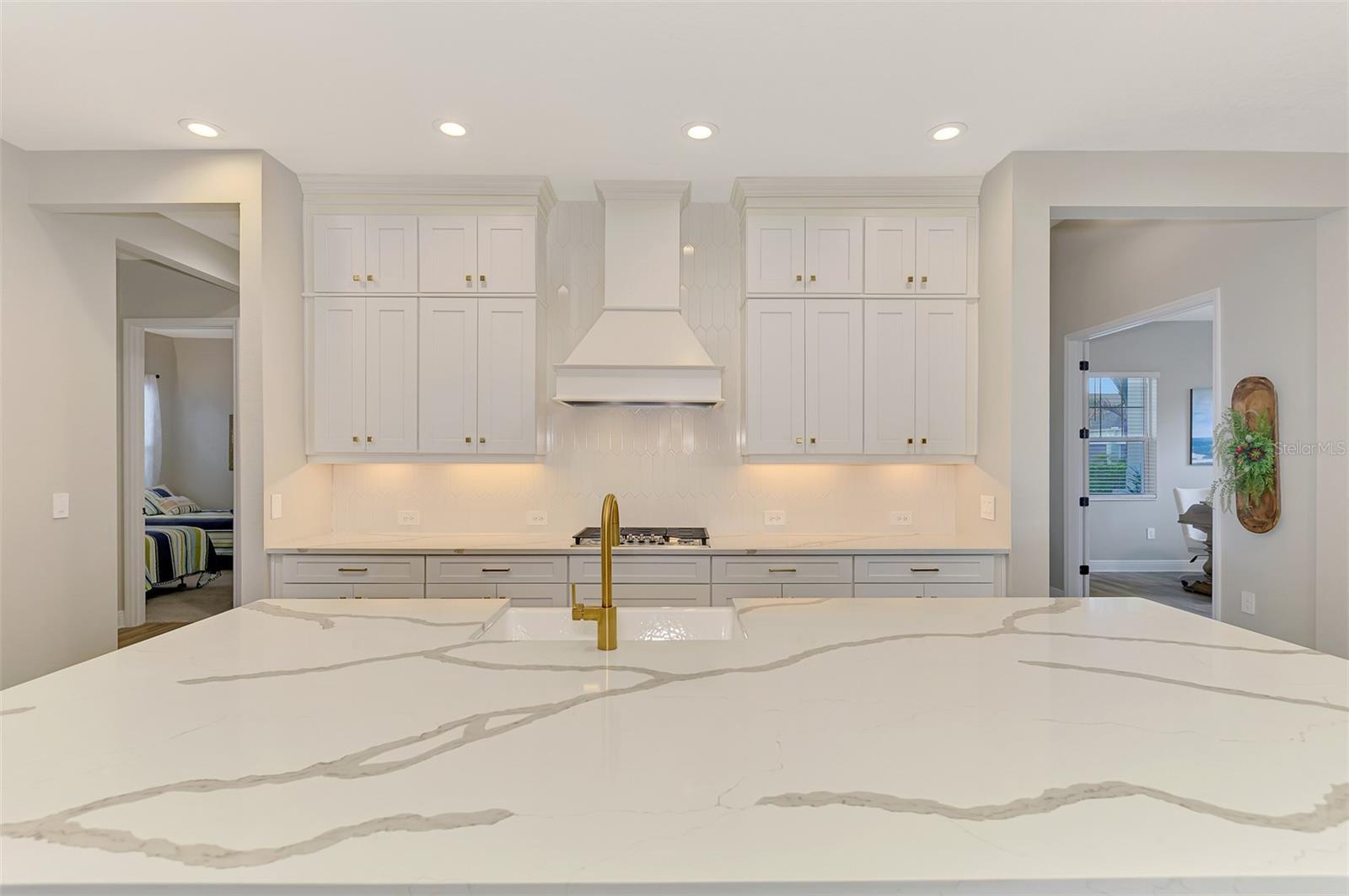 Island - Gas Cook Top - Hood - 12365 VIESTE CT, VENICE