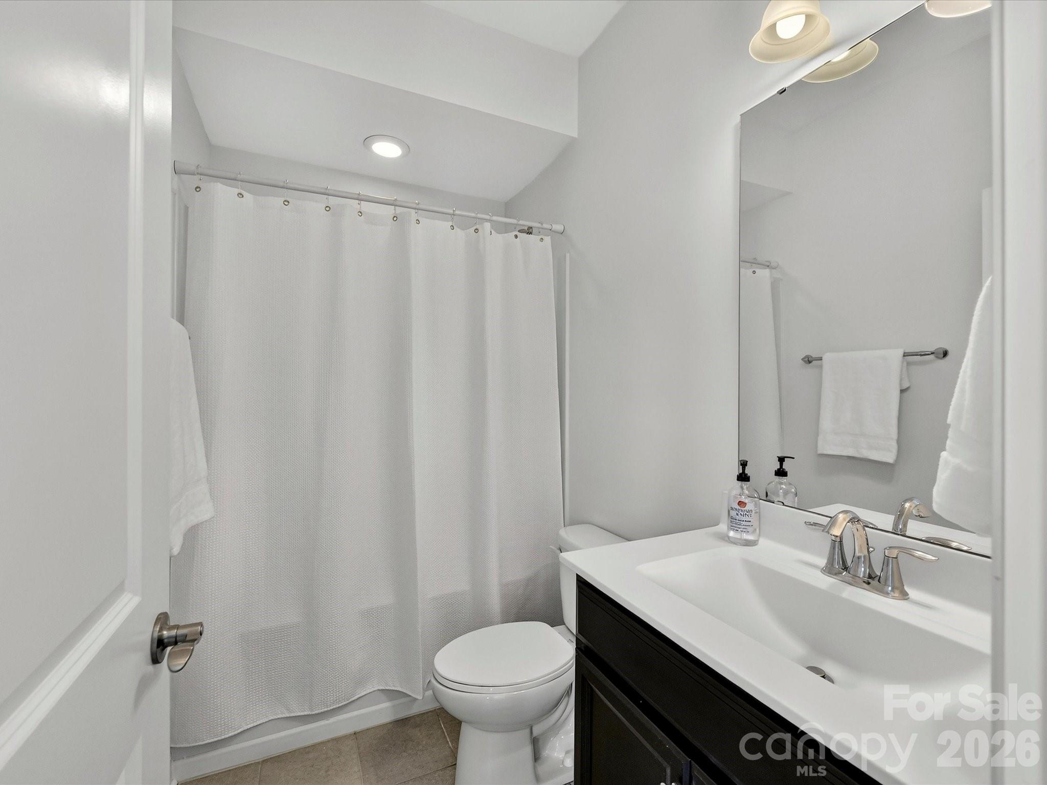 UPSTAIRS Bedroom Ensuite - 317 Somerled Way, Waxhaw