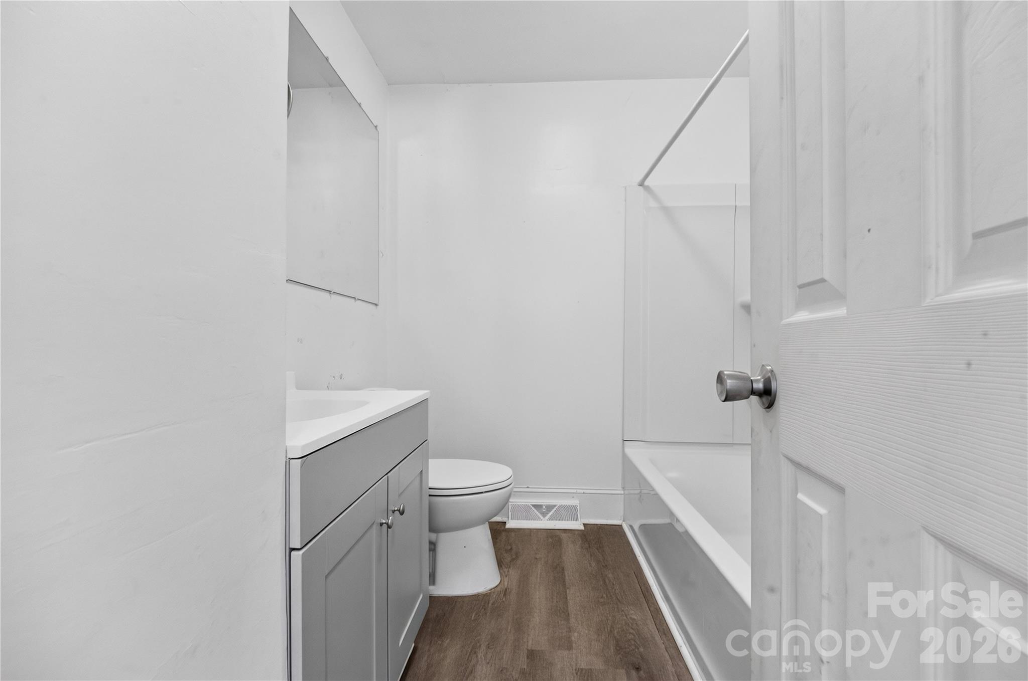 Main bathroom with bath tub - 216 W Shannonhouse Street, Shelby