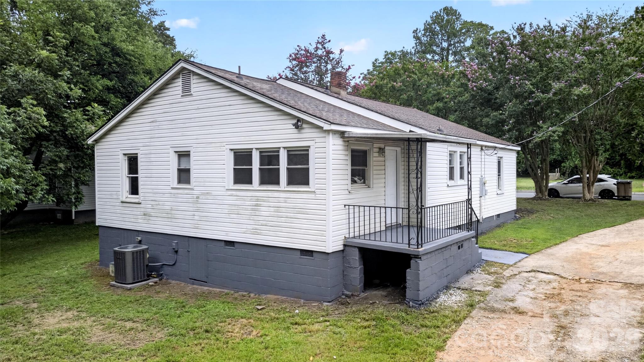 Single Family Residence at 216 W Shannonhouse Street, Shelby, photo 34 of 38