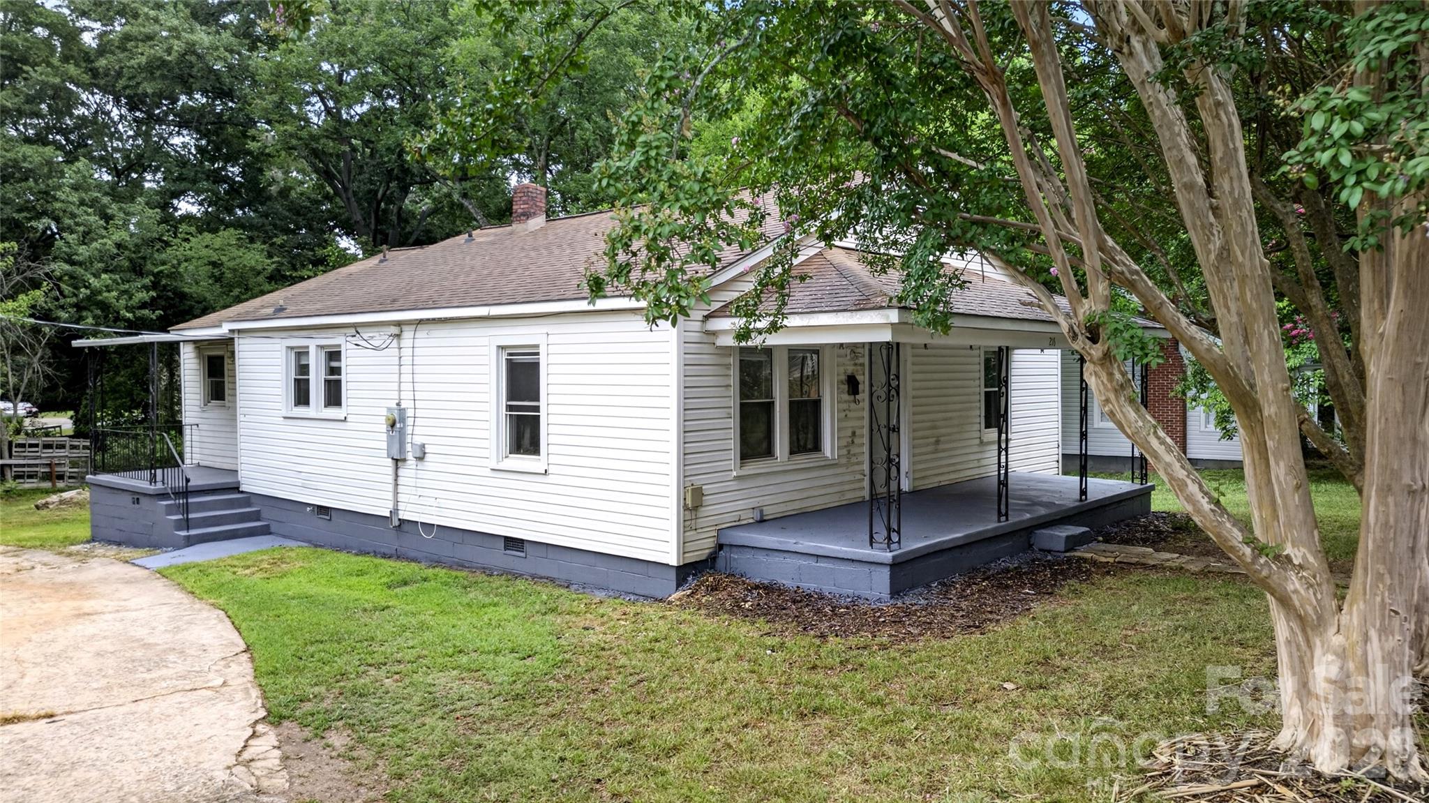 Single Family Residence at 216 W Shannonhouse Street, Shelby, photo 5 of 38