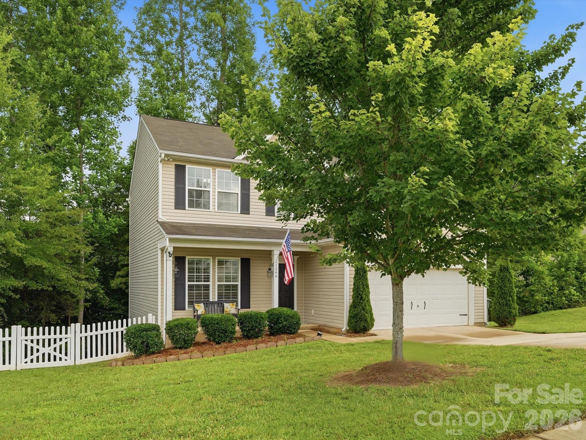 Single Family Residence at 1566 Glenbar Court, Clover, photo 8 of 48