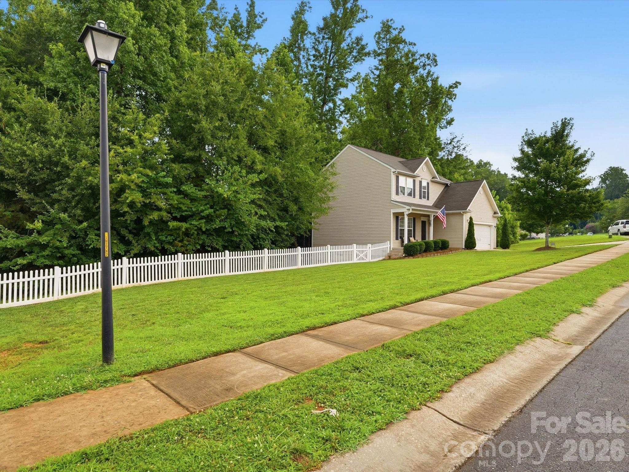 Single Family Residence at 1566 Glenbar Court, Clover, photo 9 of 48