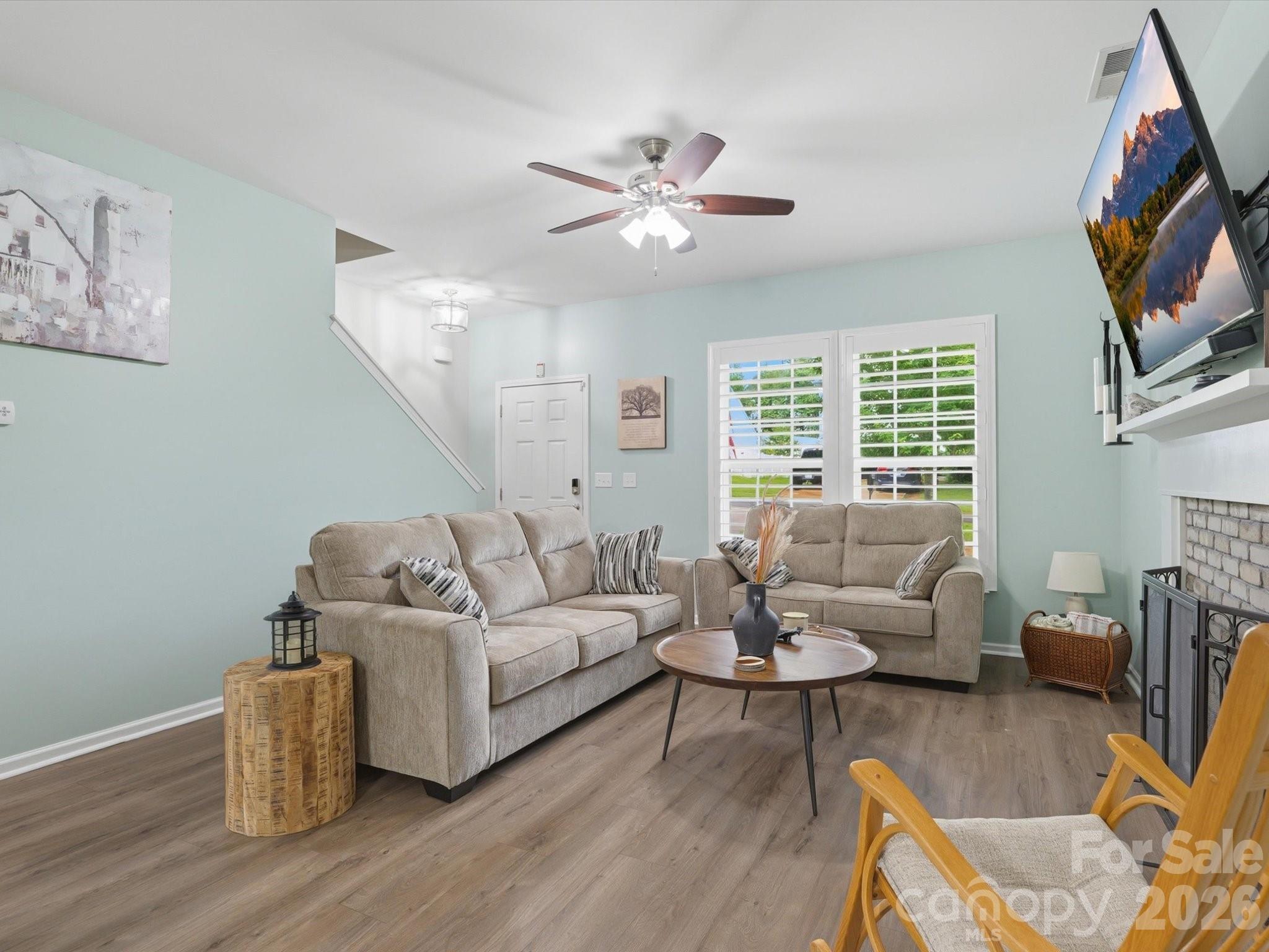 Single Family Residence at 1566 Glenbar Court, Clover, photo 2 of 48