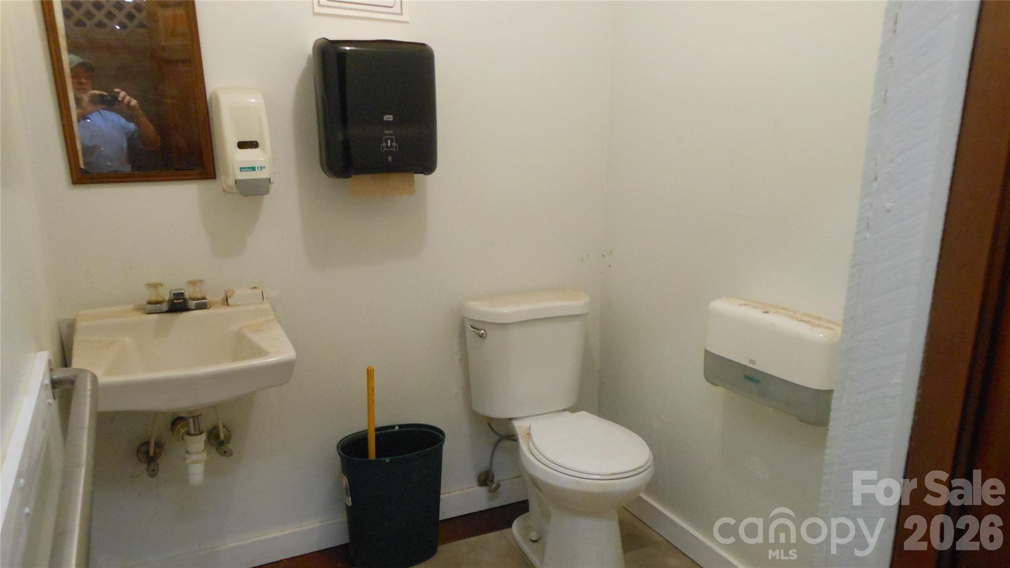 Men's restroom - 1553 S Battleground Avenue, Kings Mountain