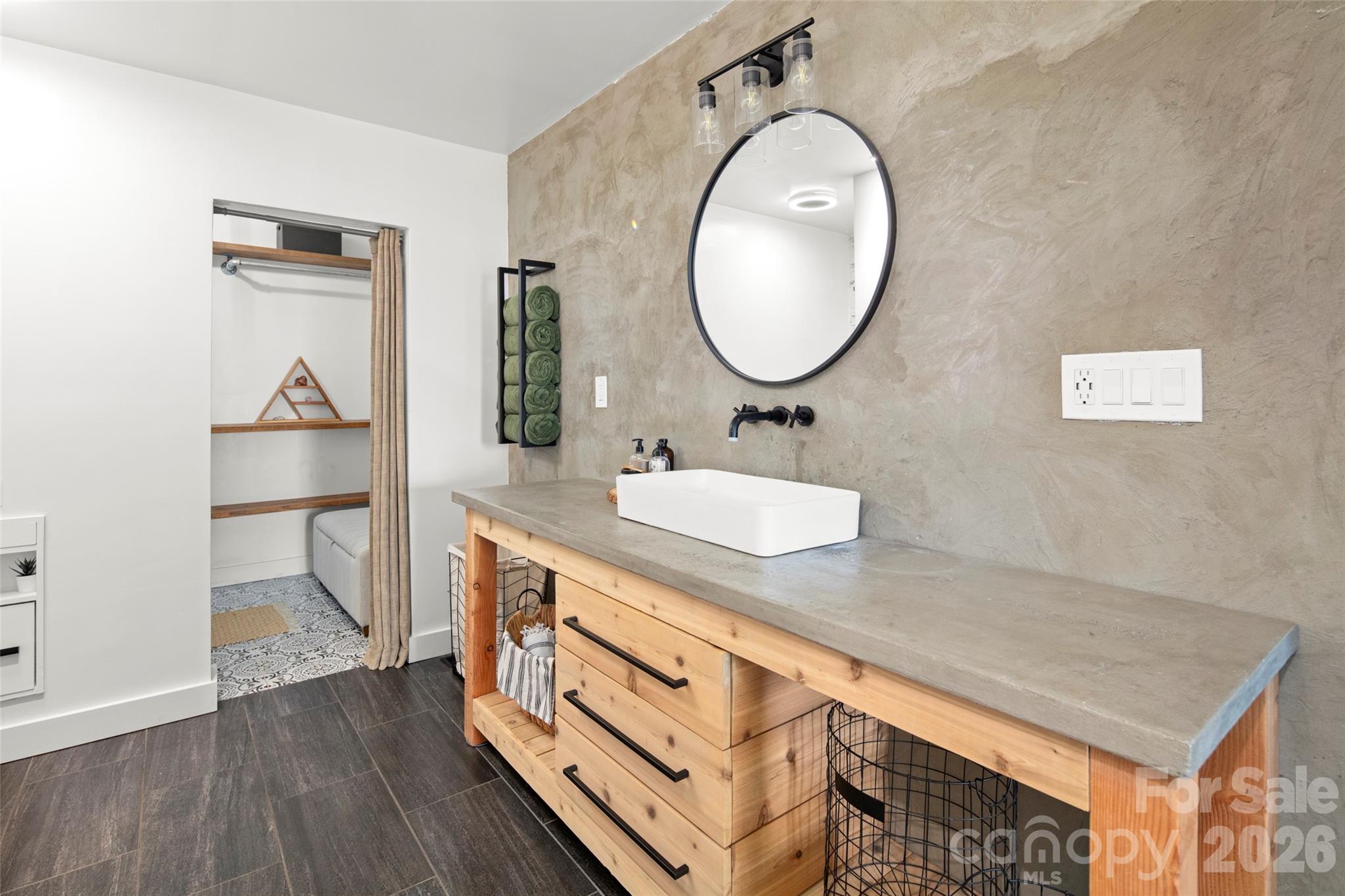 Updated bathroom - 354 Boulder View Drive, Flat Rock