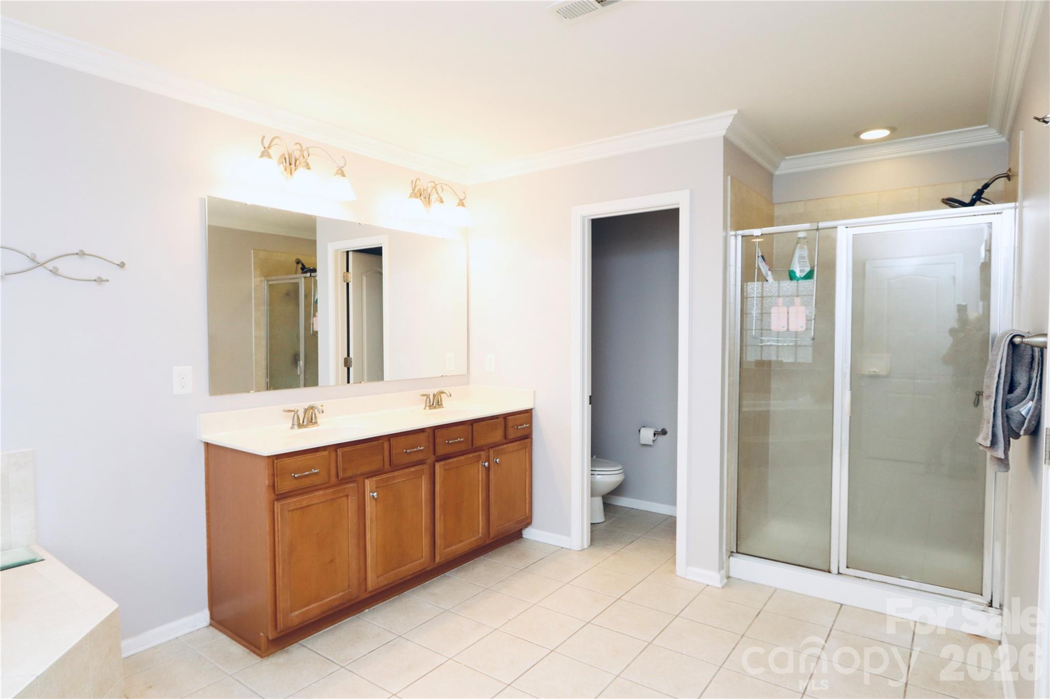 Dual vanity and water closet - 3586 Larkhaven Avenue SW, Concord
