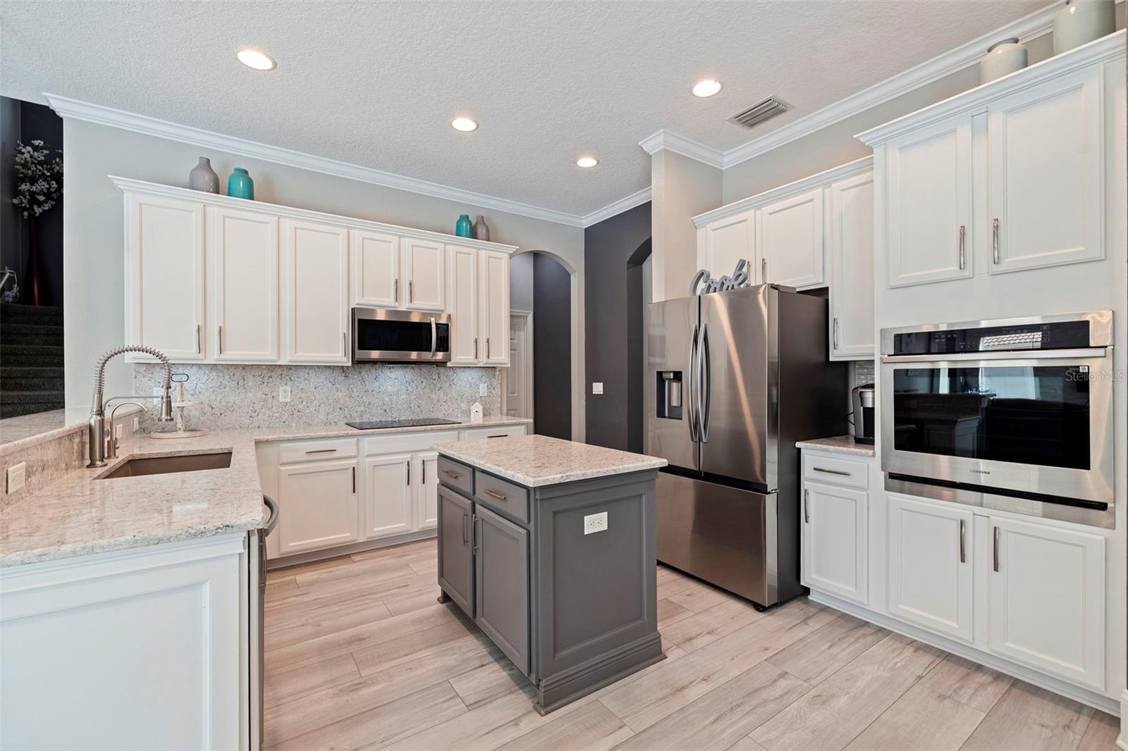 Single Family Residence at 11508 OYSTER BAY CIR, NEW PORT RICHEY, photo 8 of 81