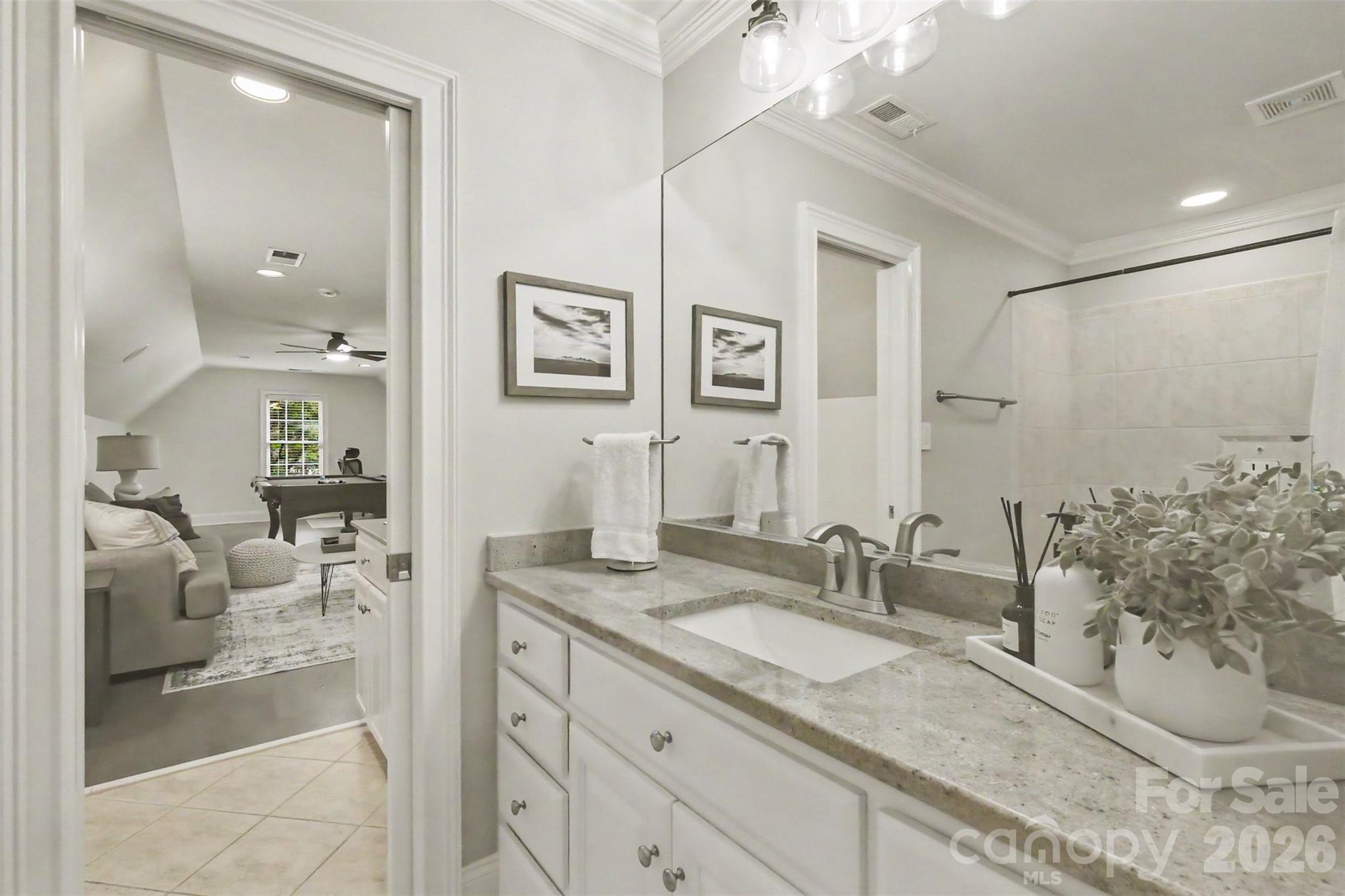 Jack and Jill Bathroom. - 109 Whiterock Drive, Mount Holly