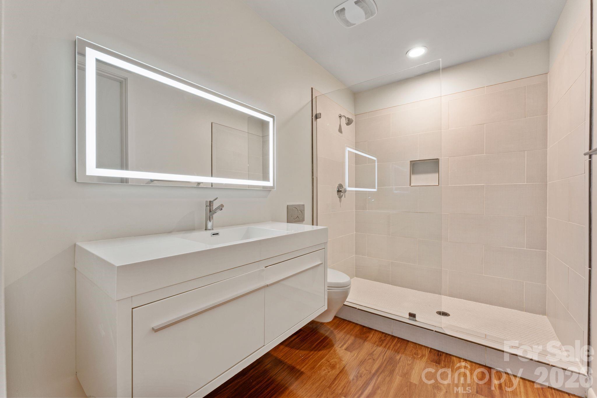 Ground-floor full guest bathroom with modern fixtures - 1064 Greylyn Drive, Matthews