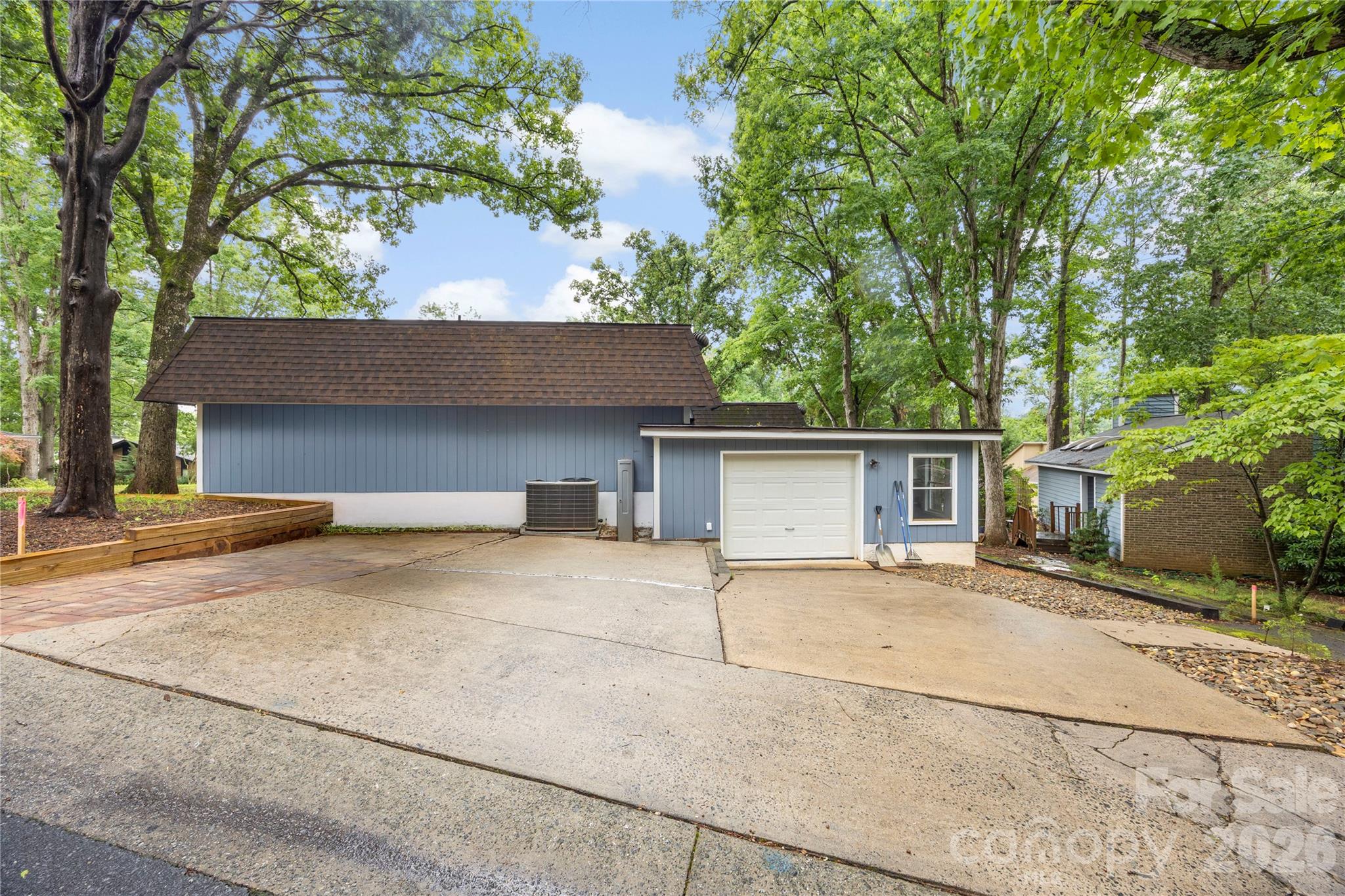 plenty of parking - 2087 Marquesas Avenue, Tega Cay