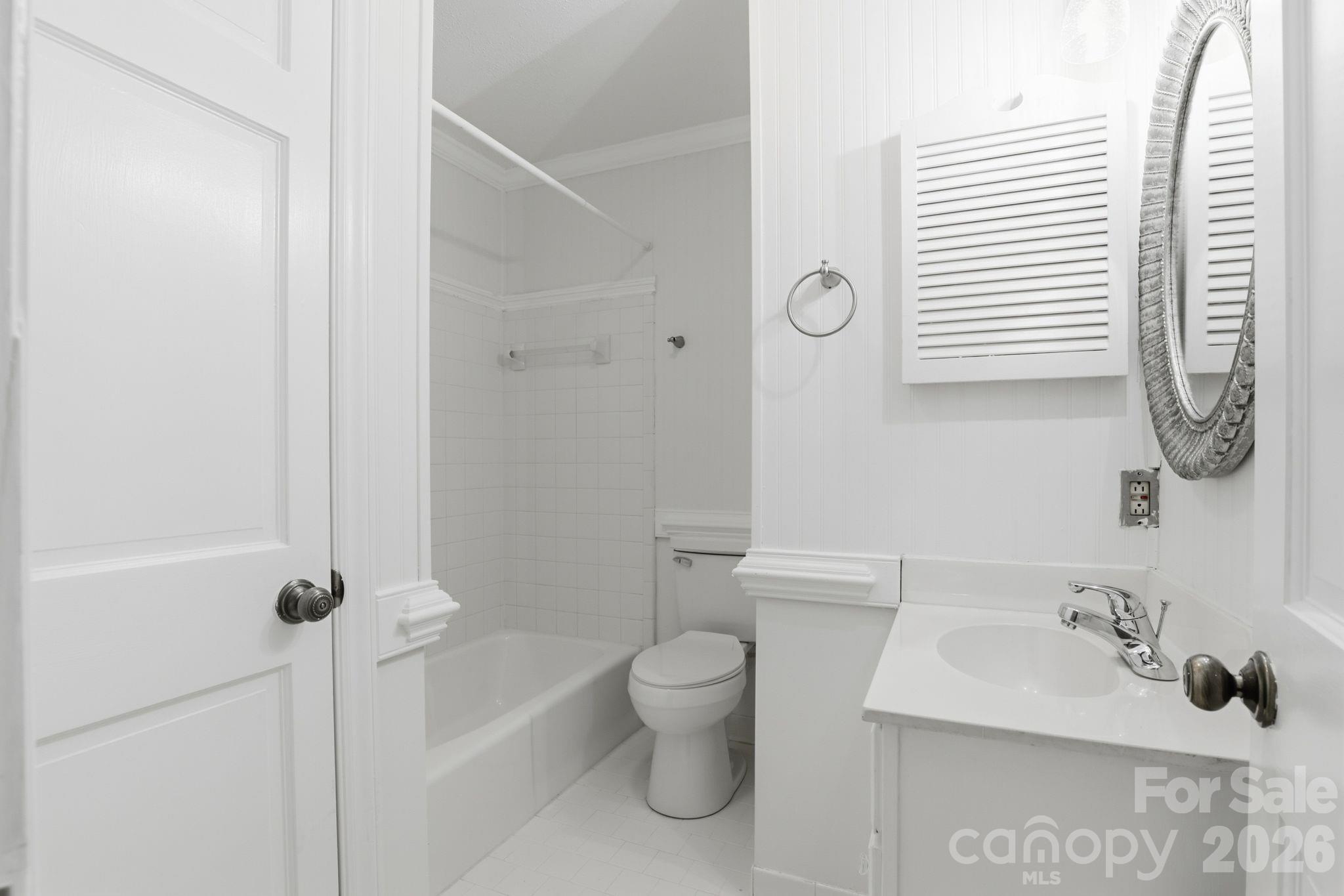Second floor secondary bath - 2500 Round Table Road, Monroe
