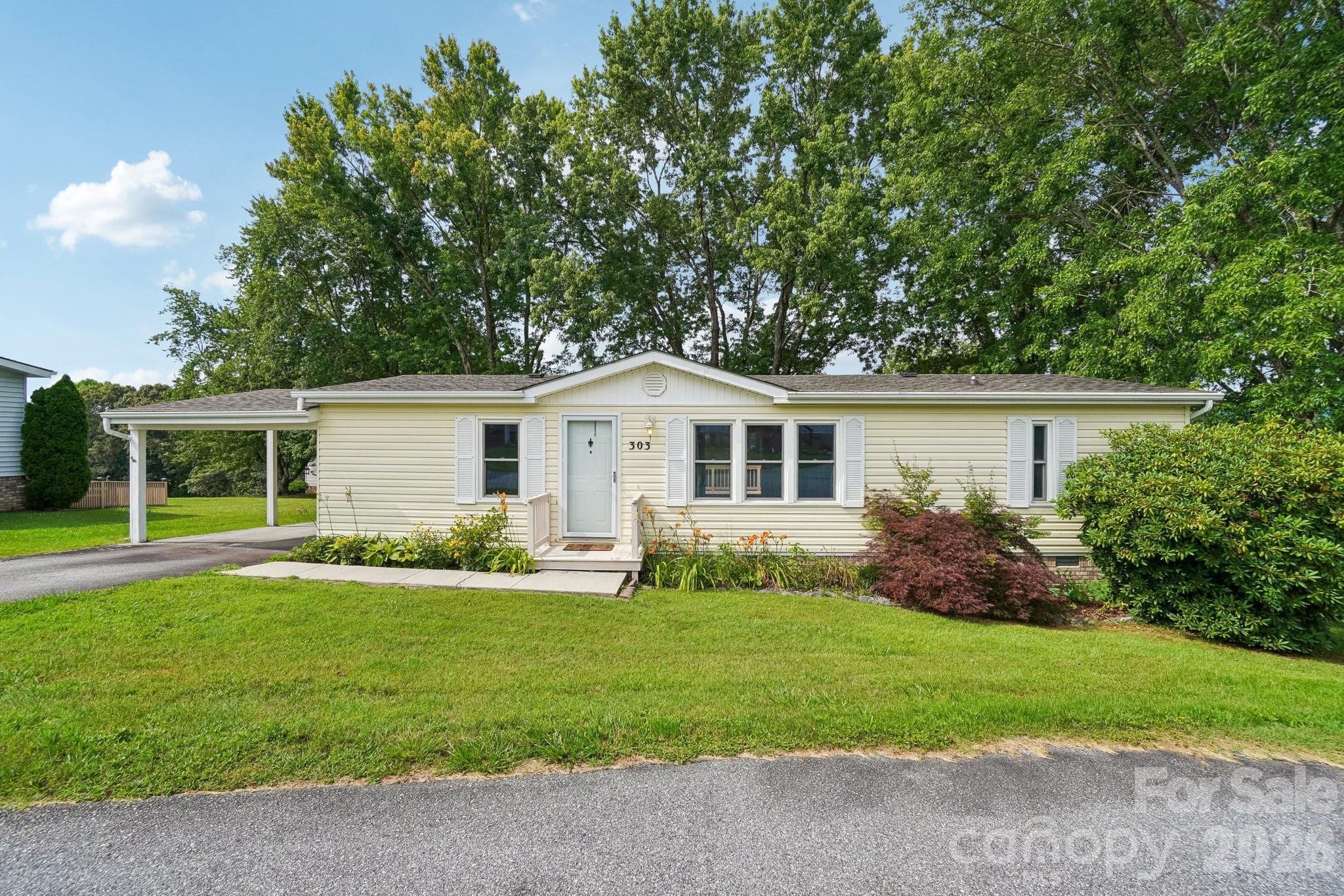 Single Family Residence at 303 Meadowbrook Court, Hendersonville, photo 2 of 43