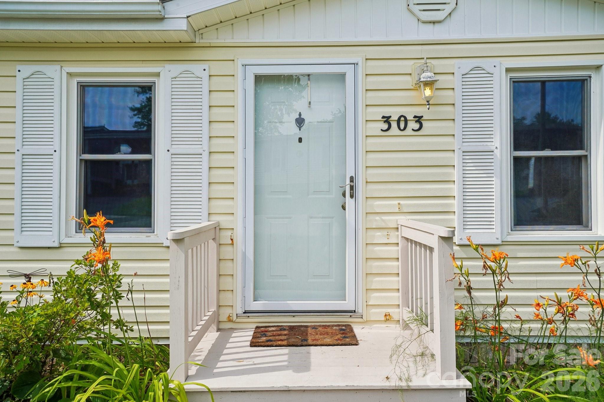 Single Family Residence at 303 Meadowbrook Court, Hendersonville, photo 3 of 43