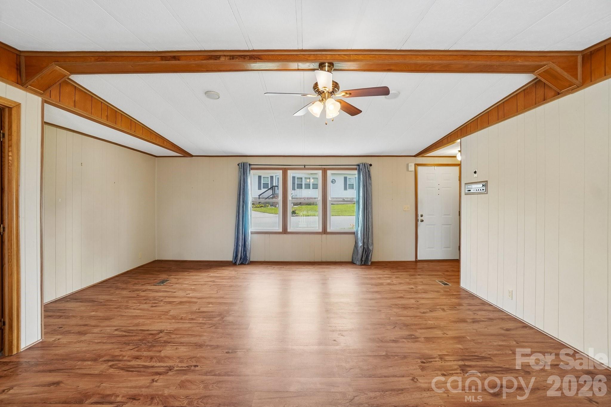 Single Family Residence at 303 Meadowbrook Court, Hendersonville, photo 6 of 43
