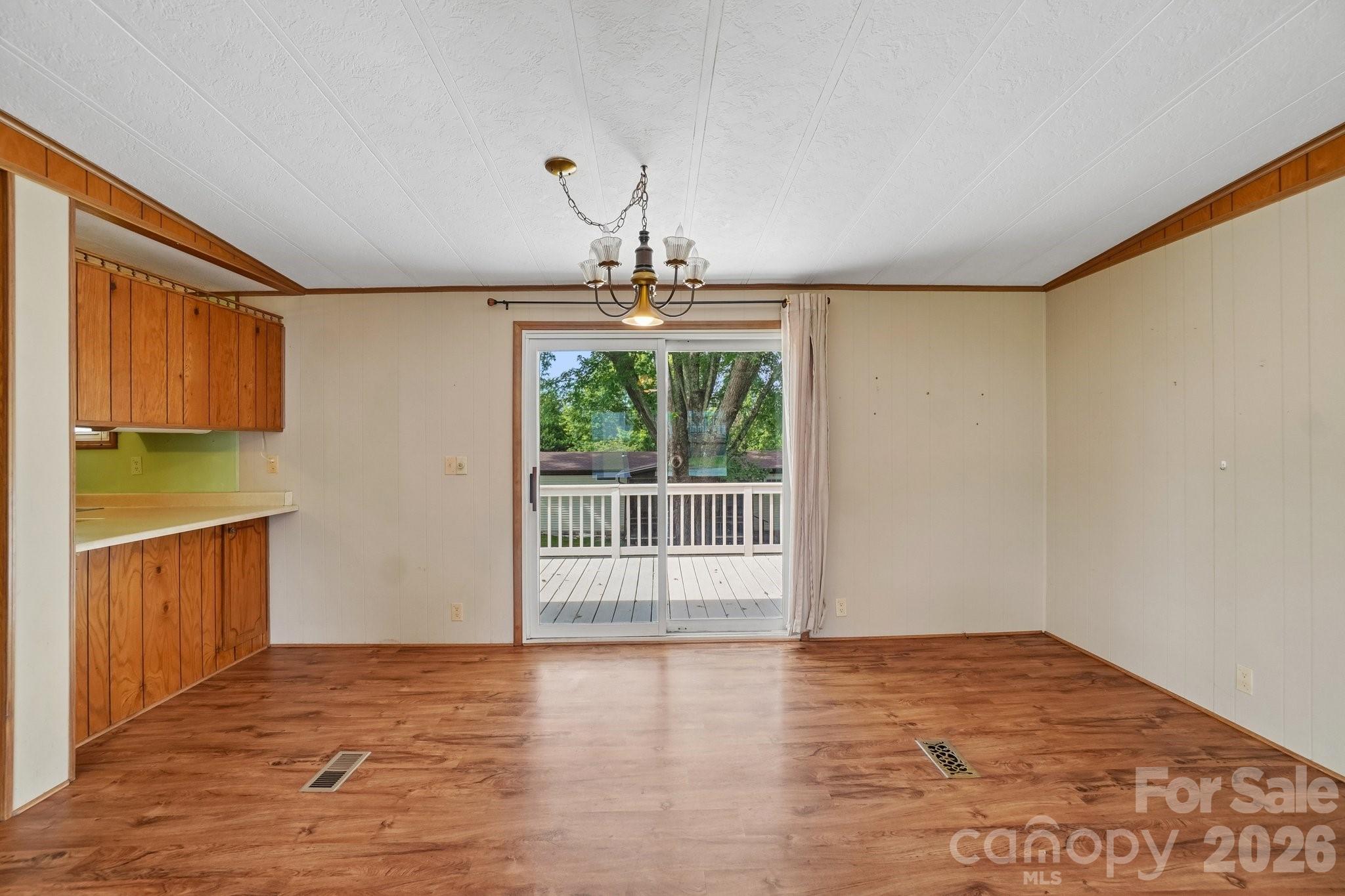 Single Family Residence at 303 Meadowbrook Court, Hendersonville, photo 10 of 43