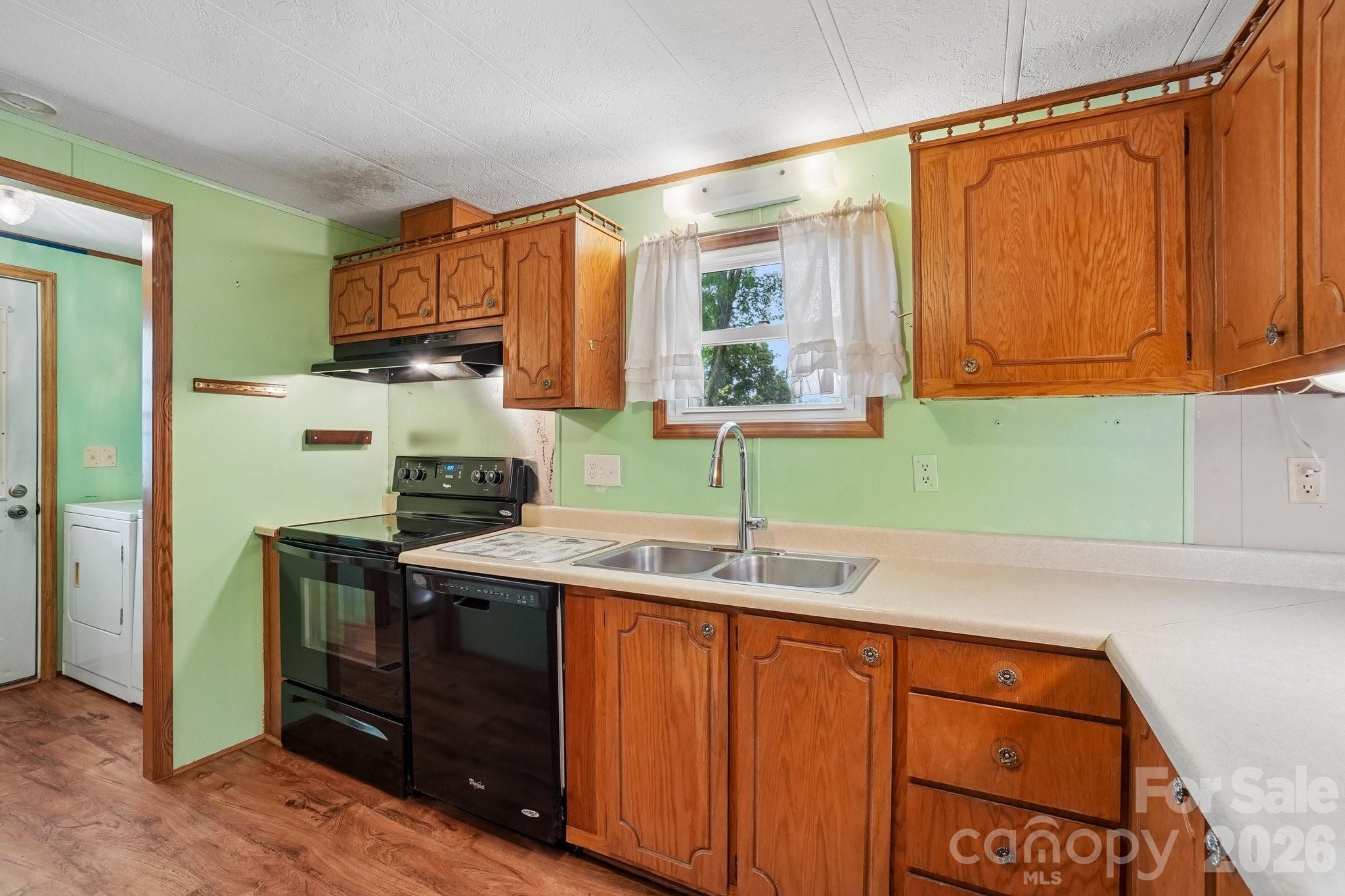 Single Family Residence at 303 Meadowbrook Court, Hendersonville, photo 12 of 43