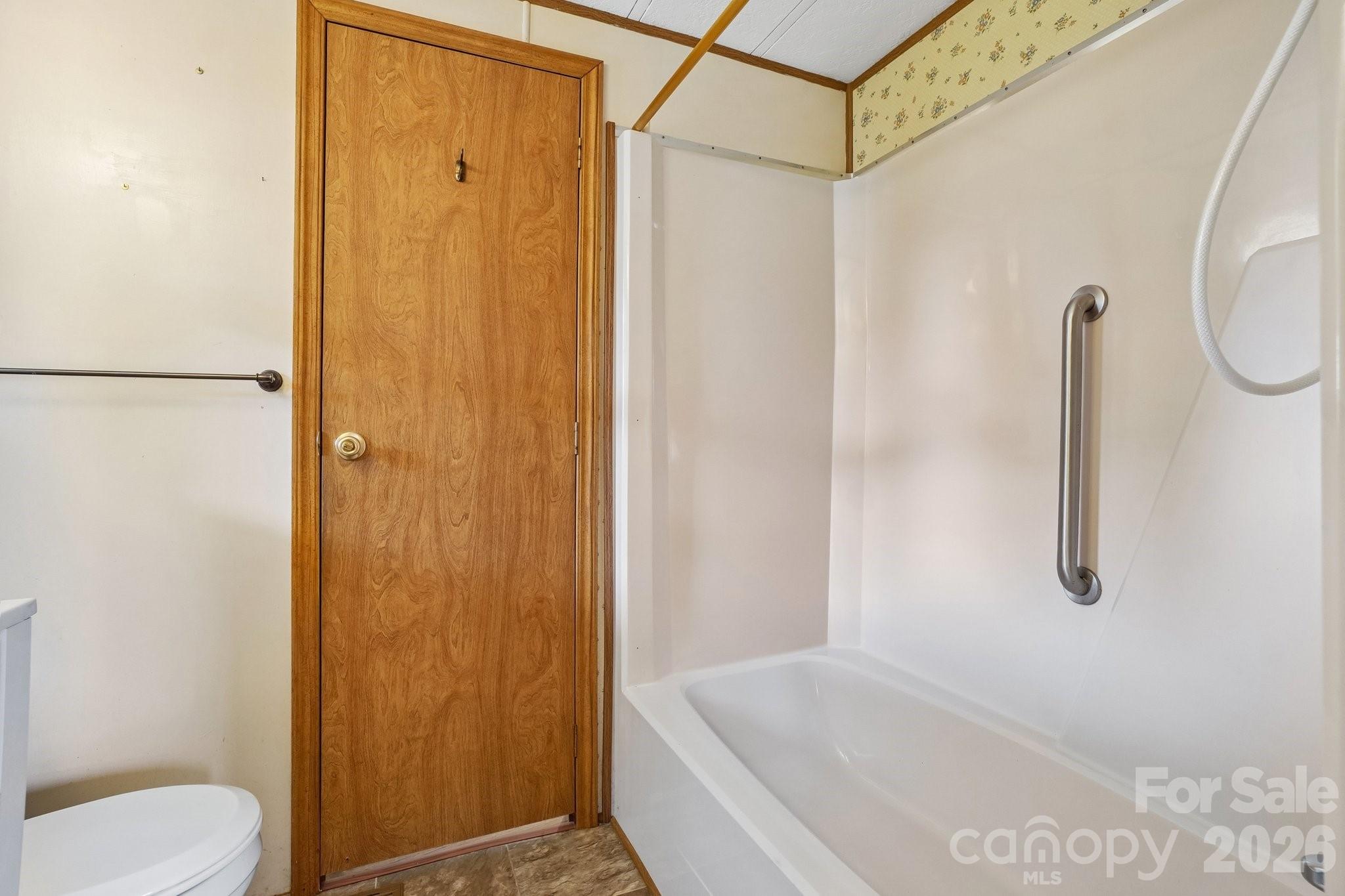 Single Family Residence at 303 Meadowbrook Court, Hendersonville, photo 25 of 43