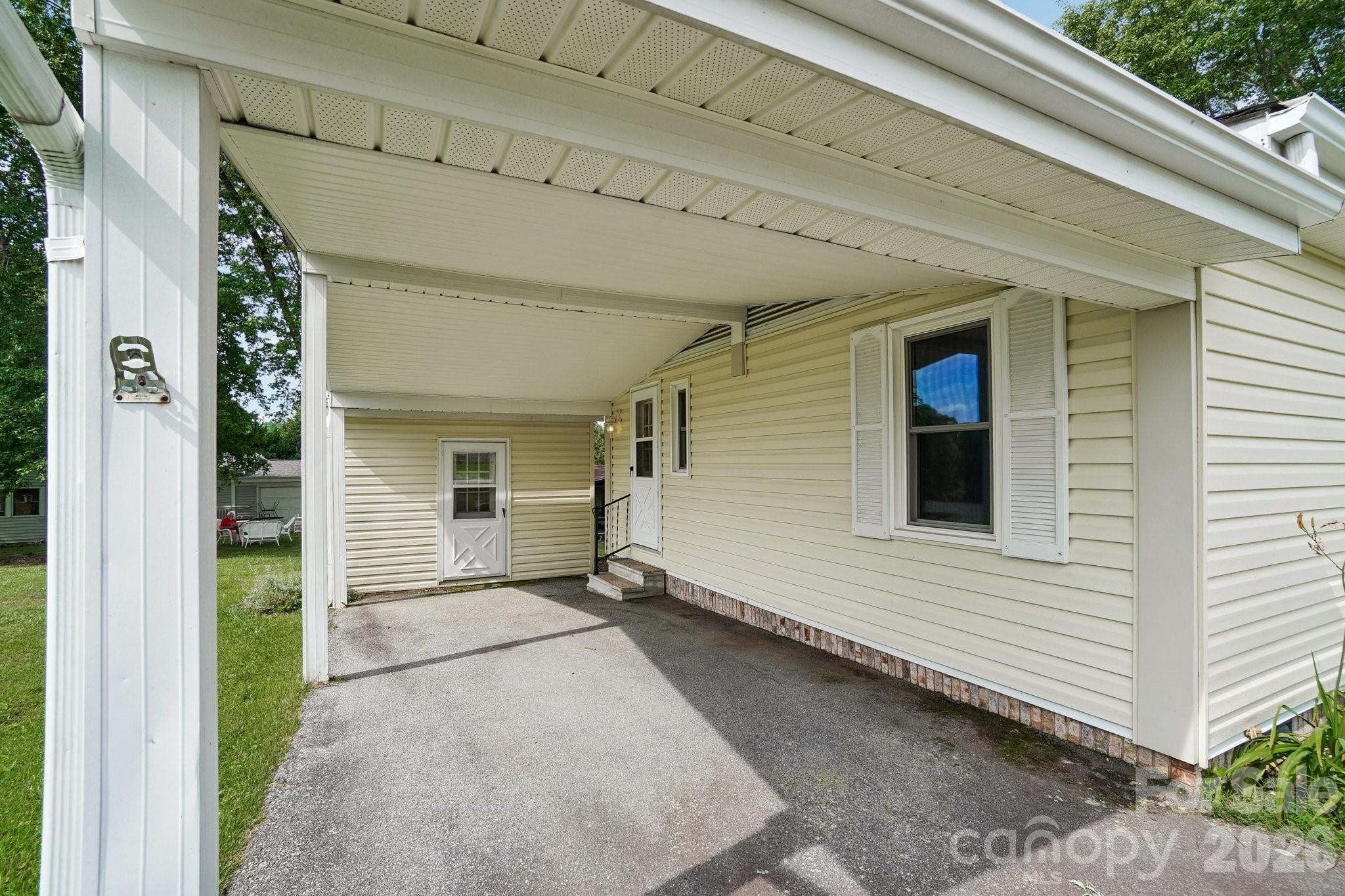 Single Family Residence at 303 Meadowbrook Court, Hendersonville, photo 34 of 43